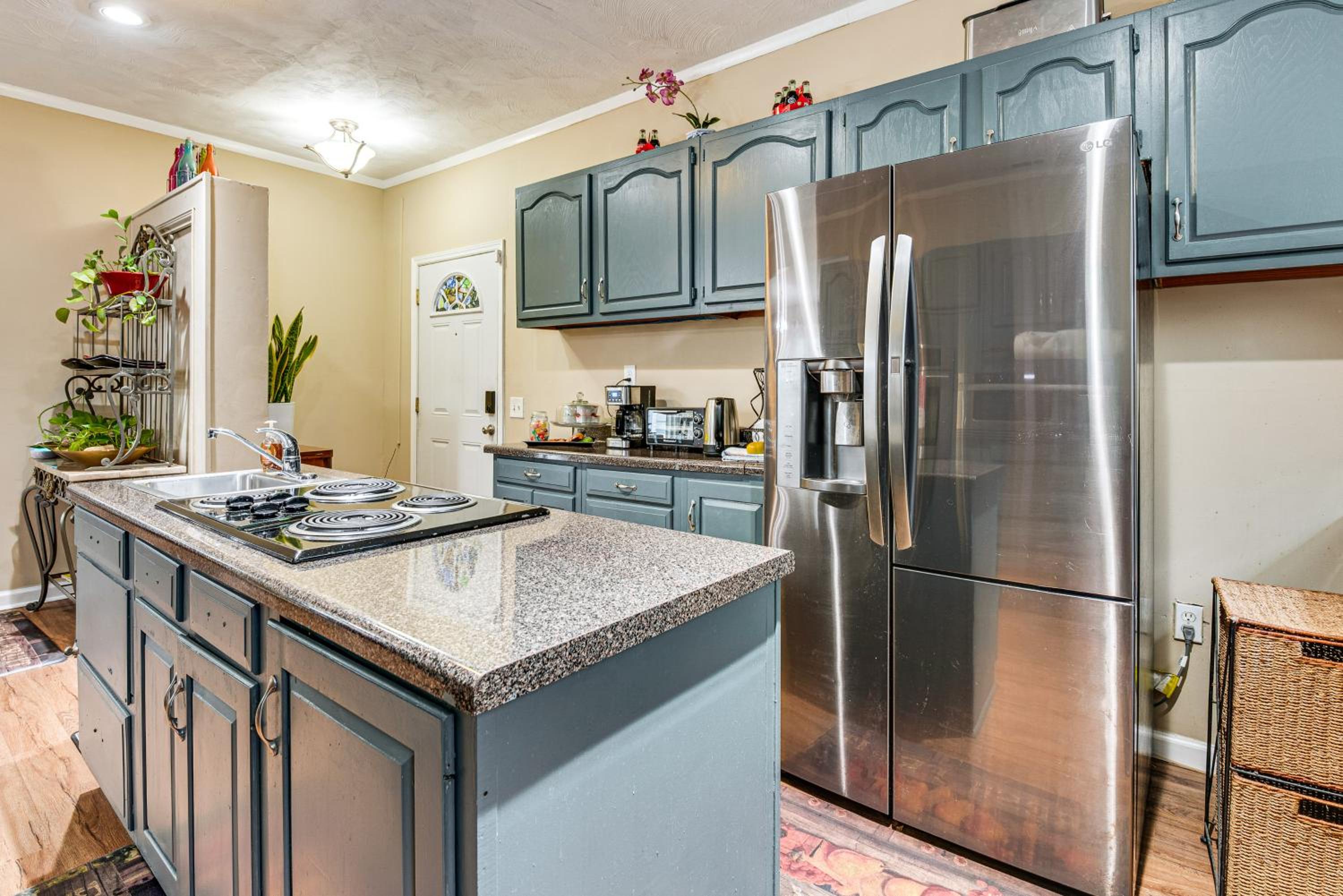 9 Mi to Downtown Atlanta Home with Deck and Yard!