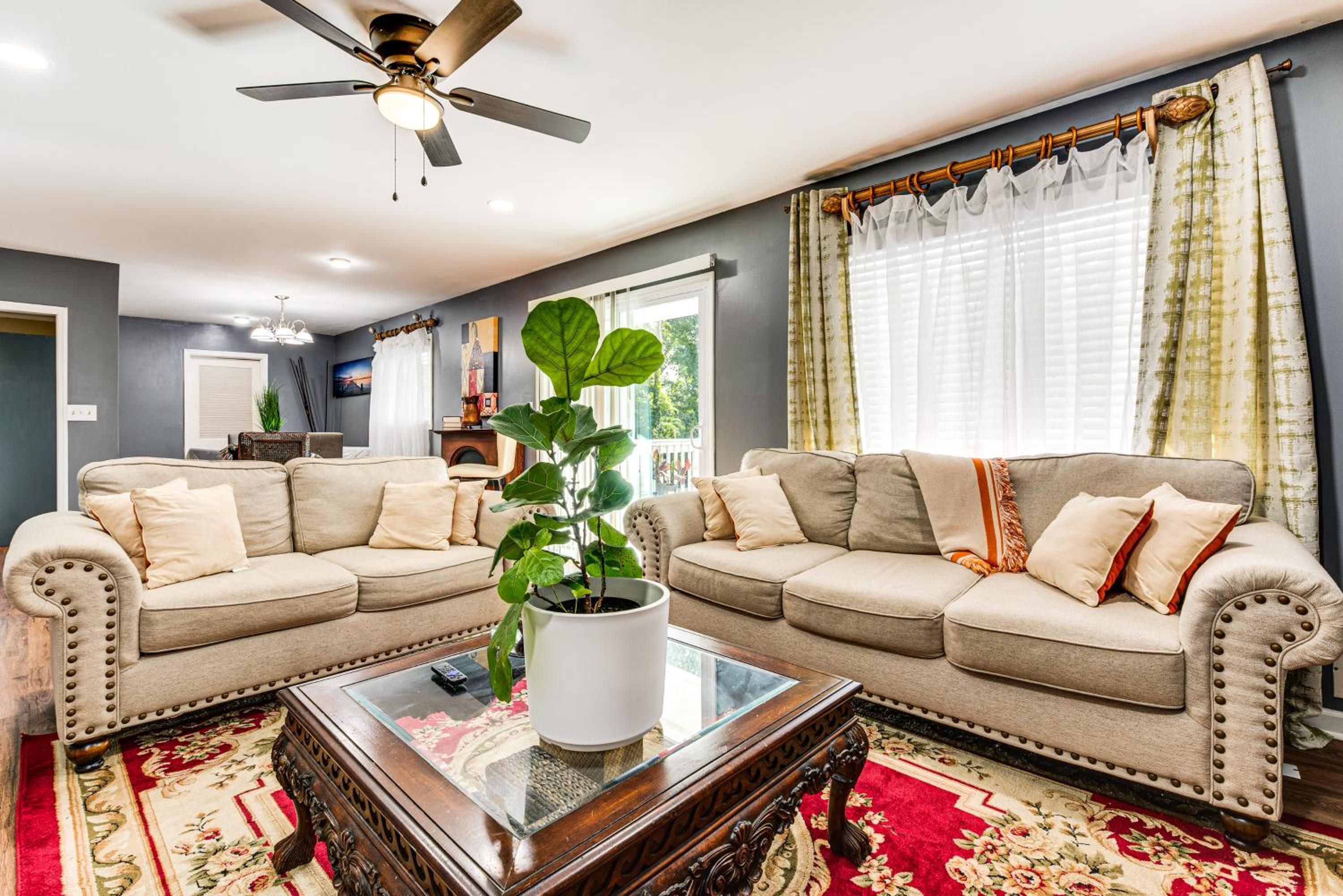 9 Mi to Downtown Atlanta Home with Deck and Yard!
