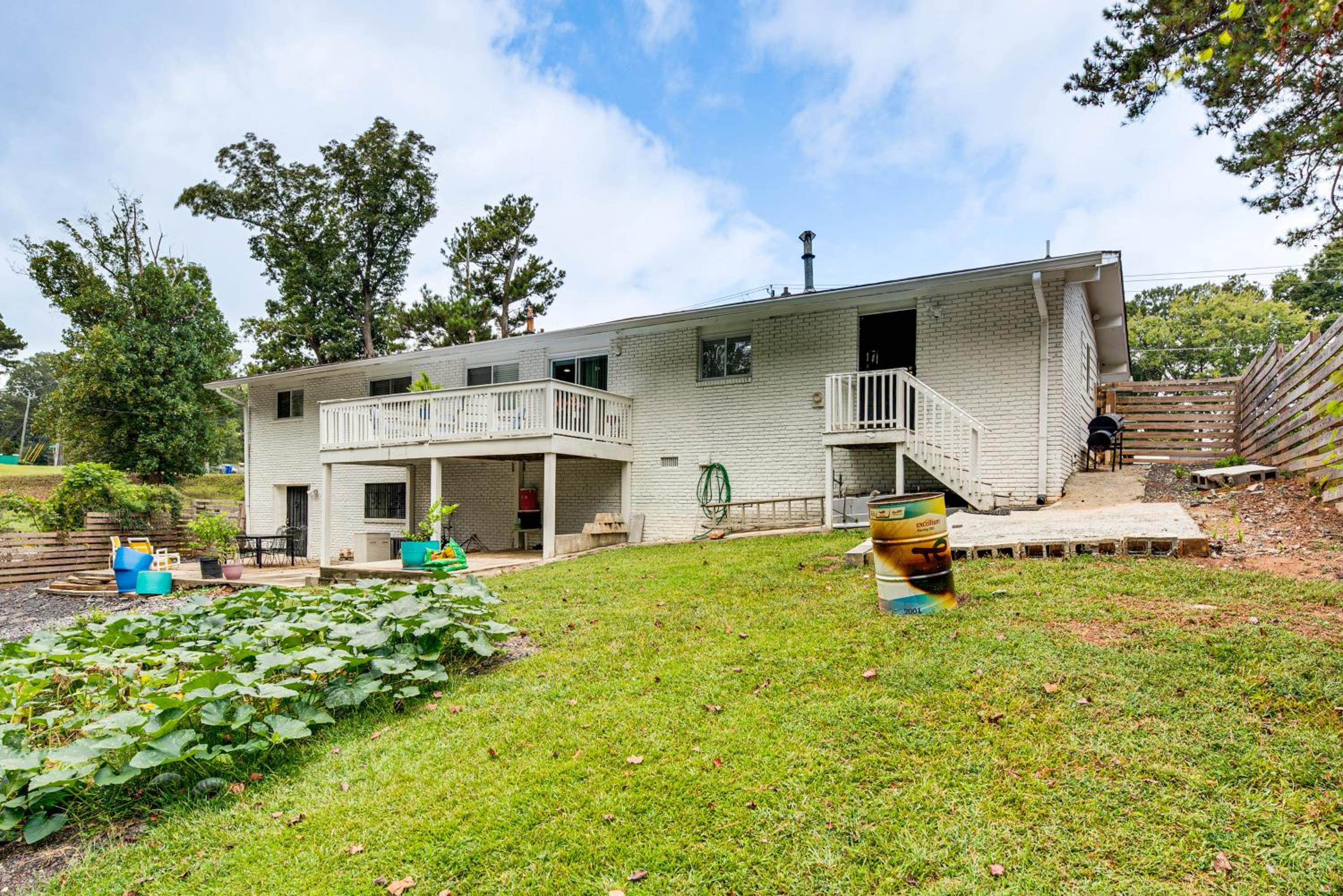 9 Mi to Downtown Atlanta Home with Deck and Yard!