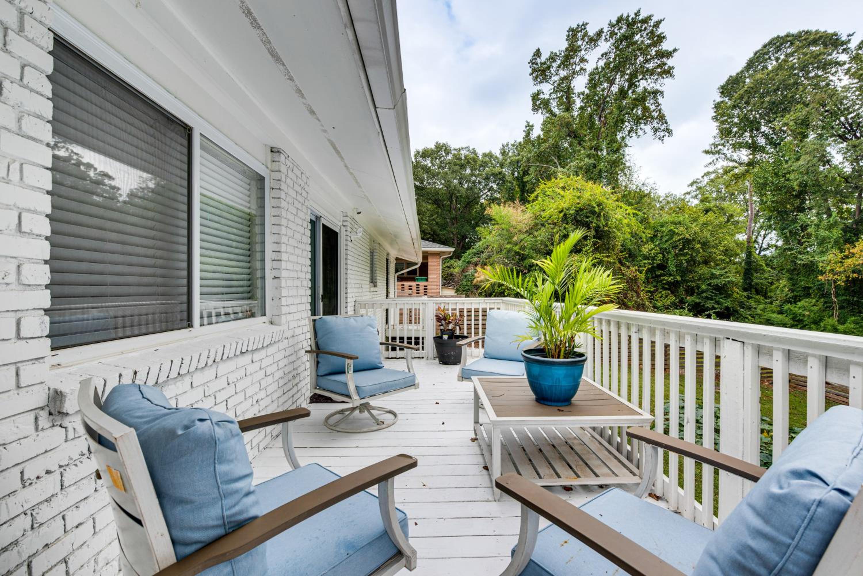 9 Mi to Downtown Atlanta Home with Deck and Yard!