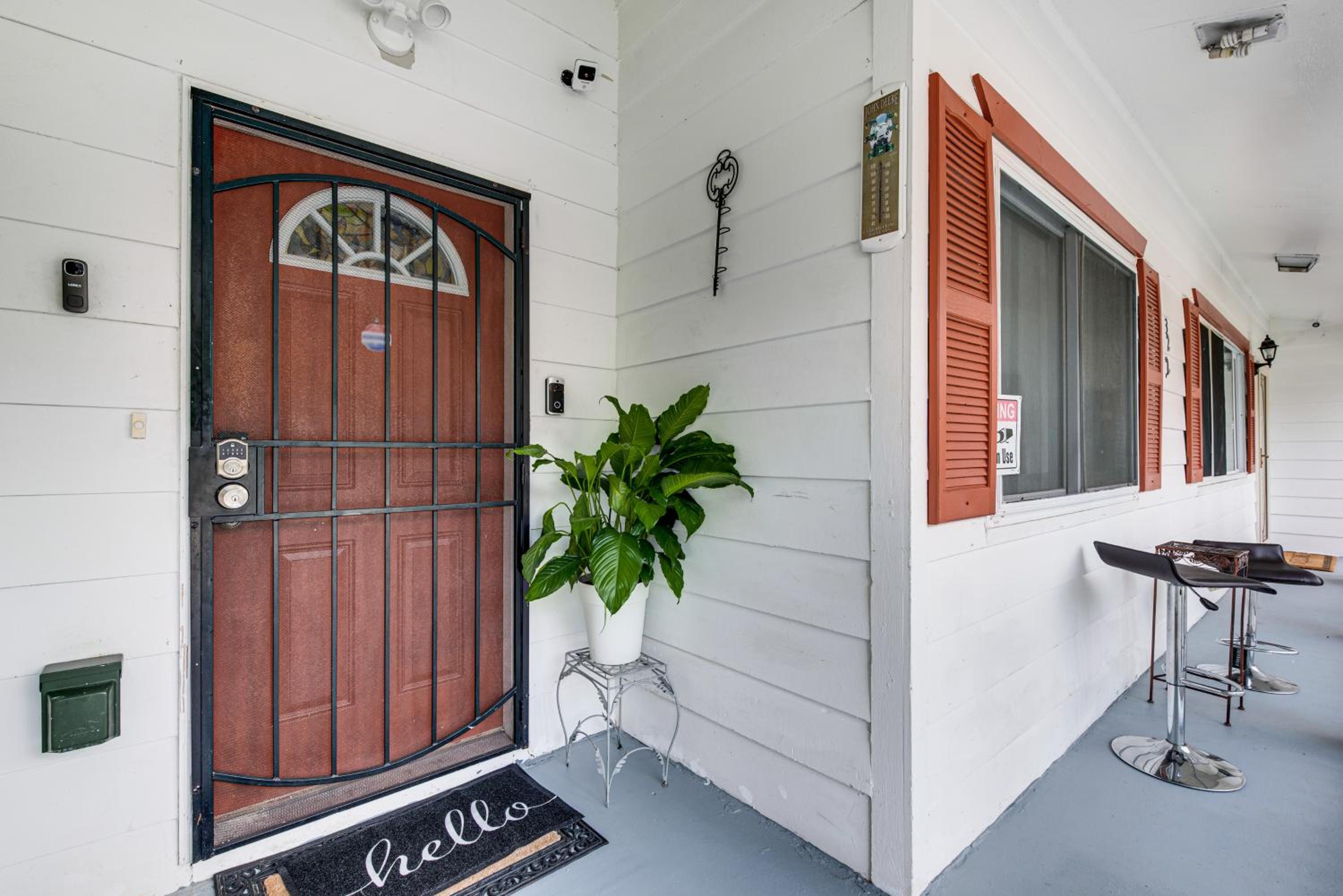 9 Mi to Downtown Atlanta Home with Deck and Yard!