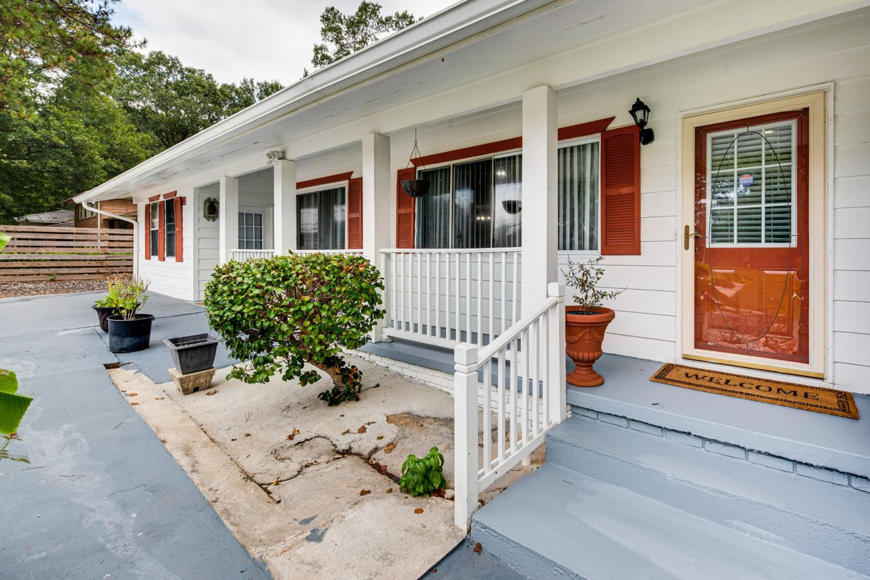 9 Mi to Downtown Atlanta Home with Deck and Yard!