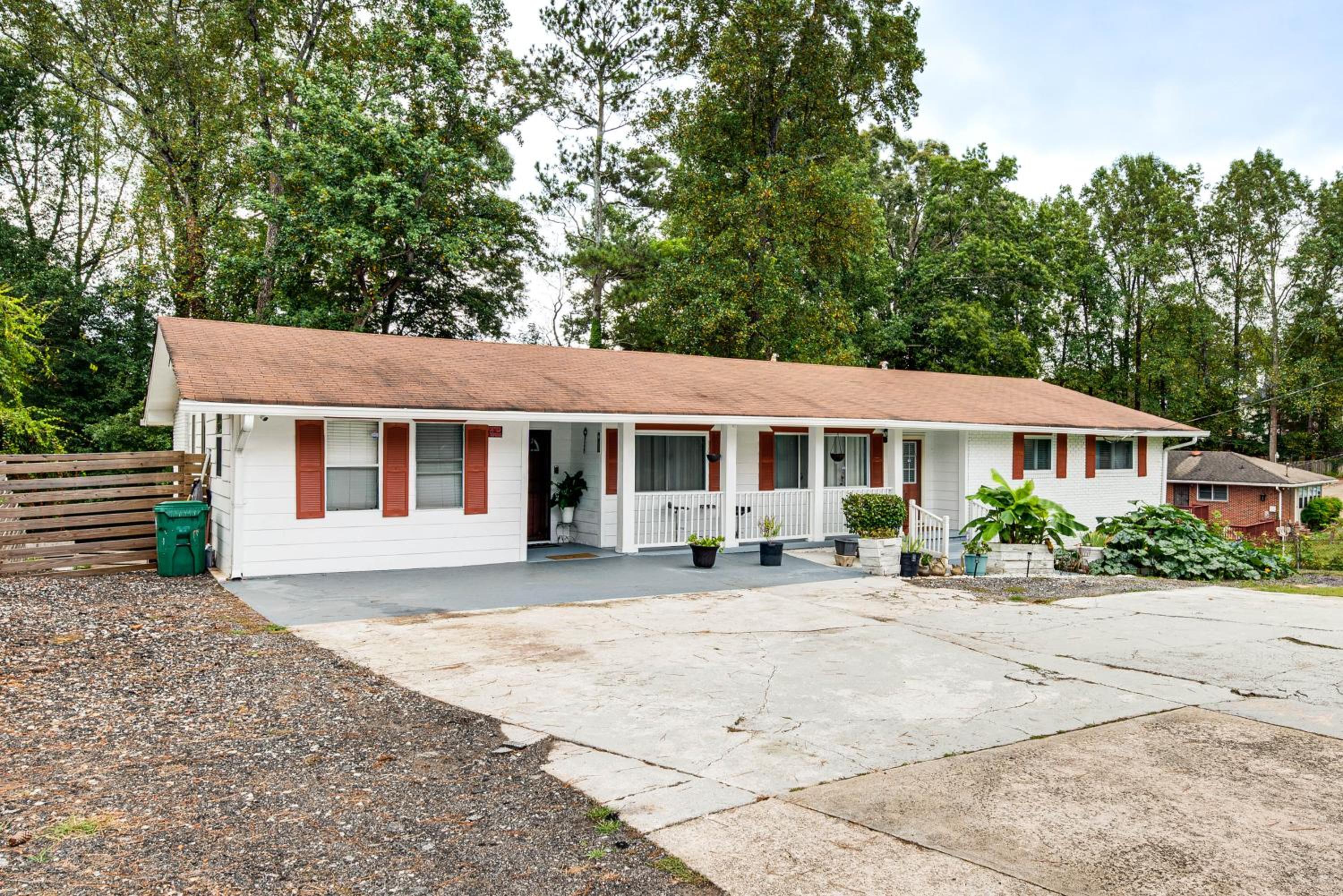 9 Mi to Downtown Atlanta Home with Deck and Yard!