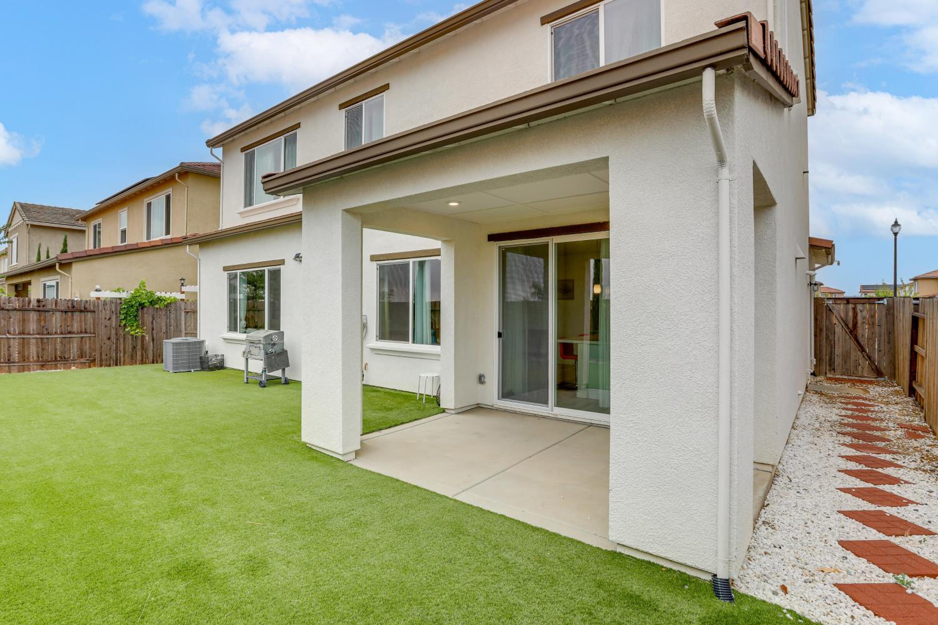 Modern Family Home in Suburbs of Sacramento!