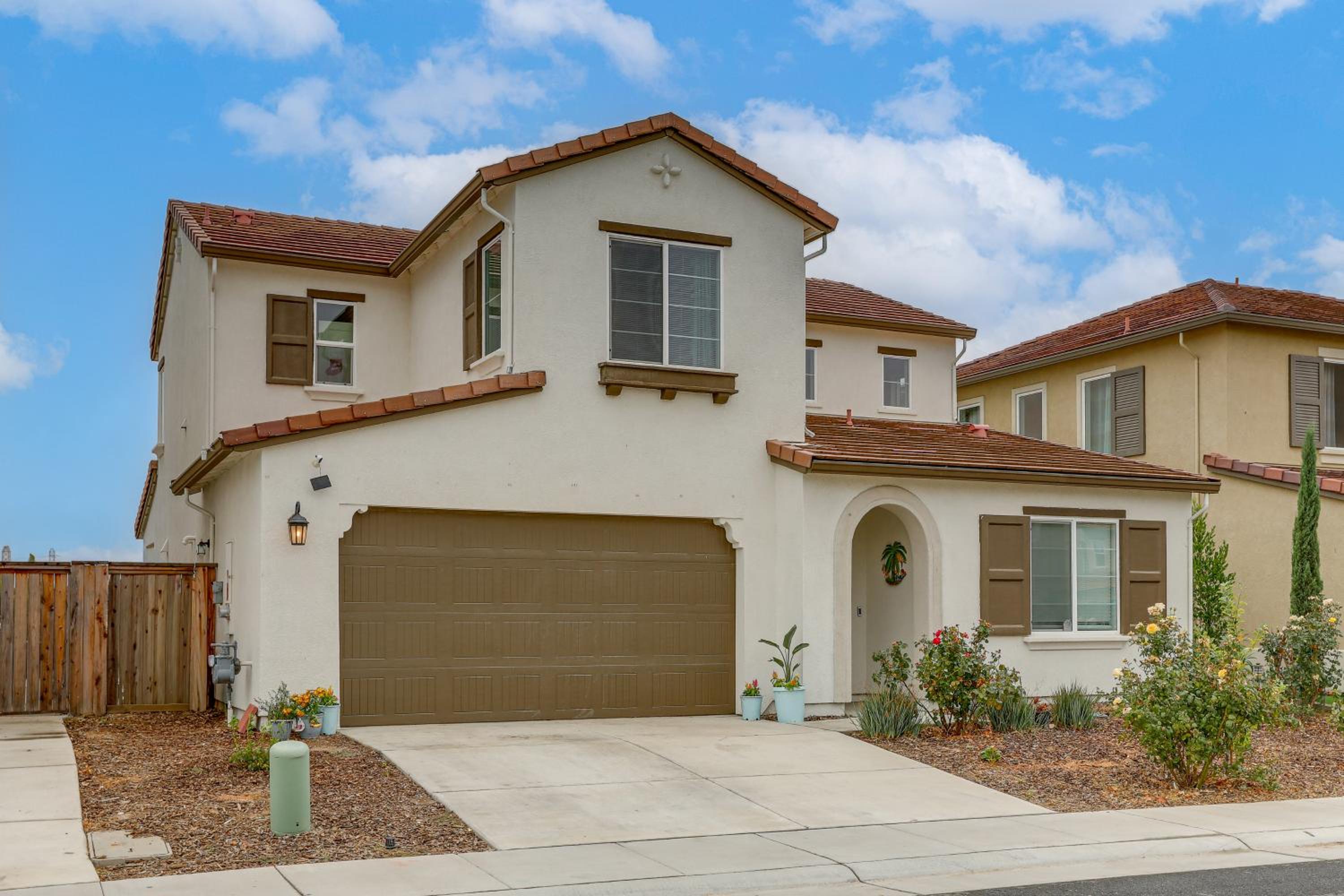 Modern Family Home in Suburbs of Sacramento!
