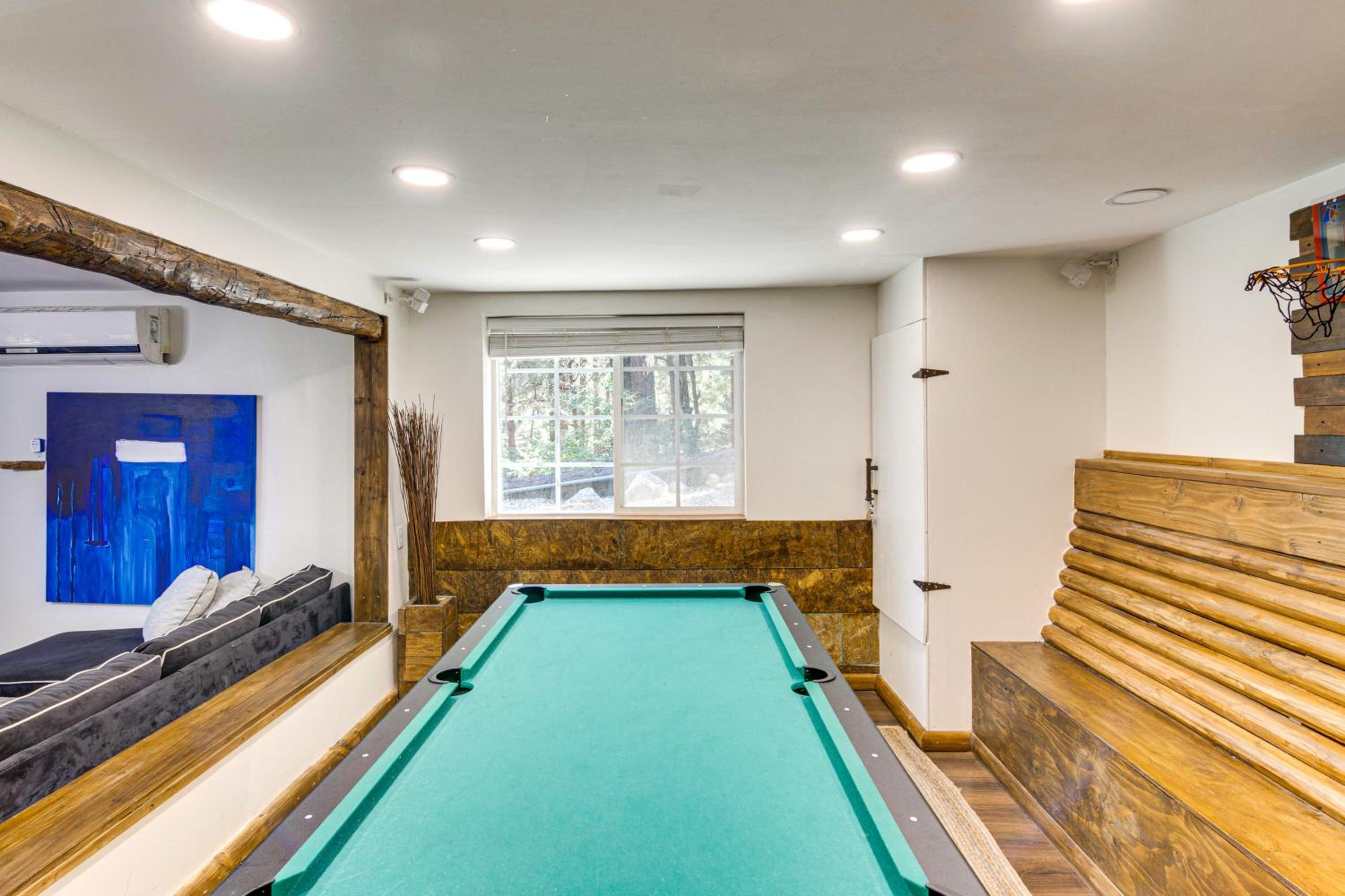 Golf and Swim! Pine Mtn Club Retreat with Game Area
