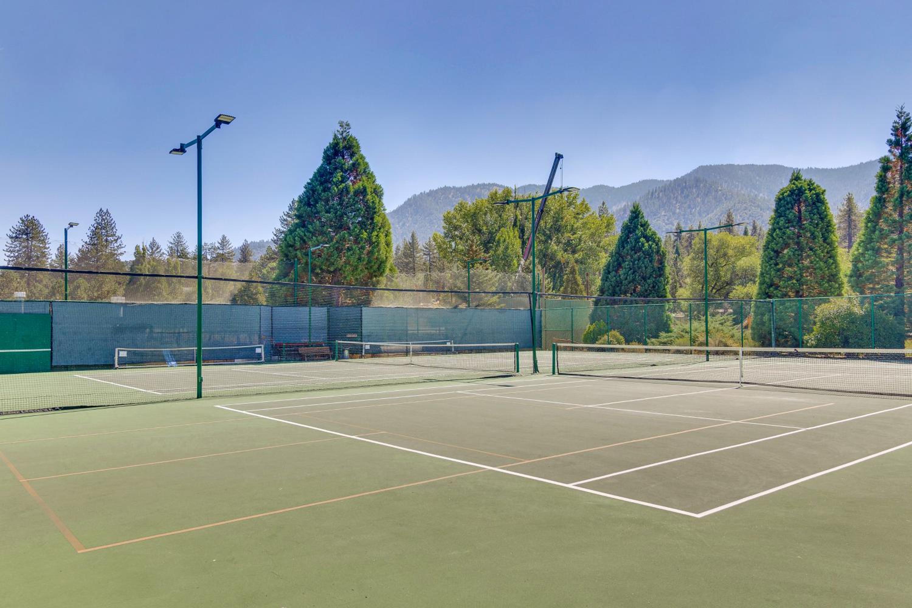 Golf and Swim! Pine Mtn Club Retreat with Game Area
