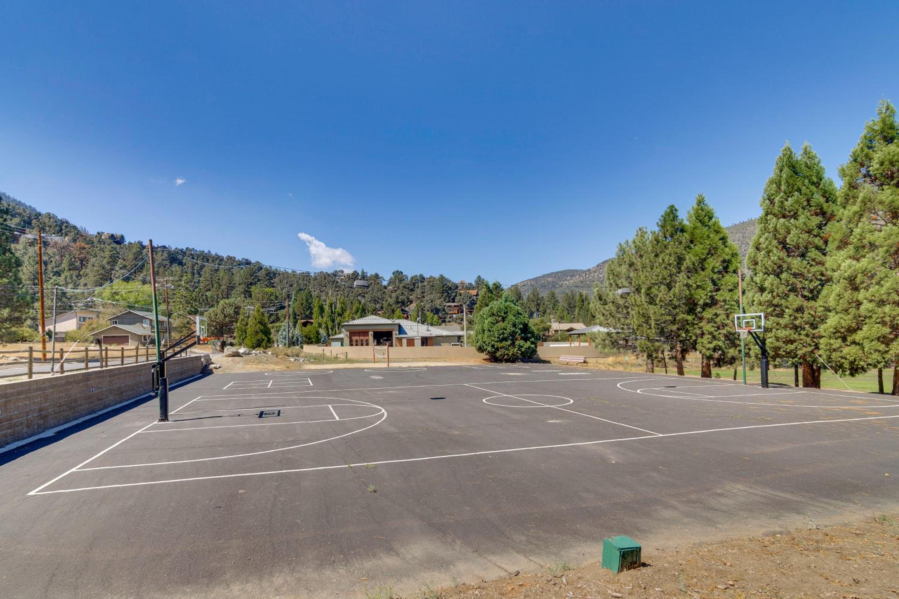Golf and Swim! Pine Mtn Club Retreat with Game Area