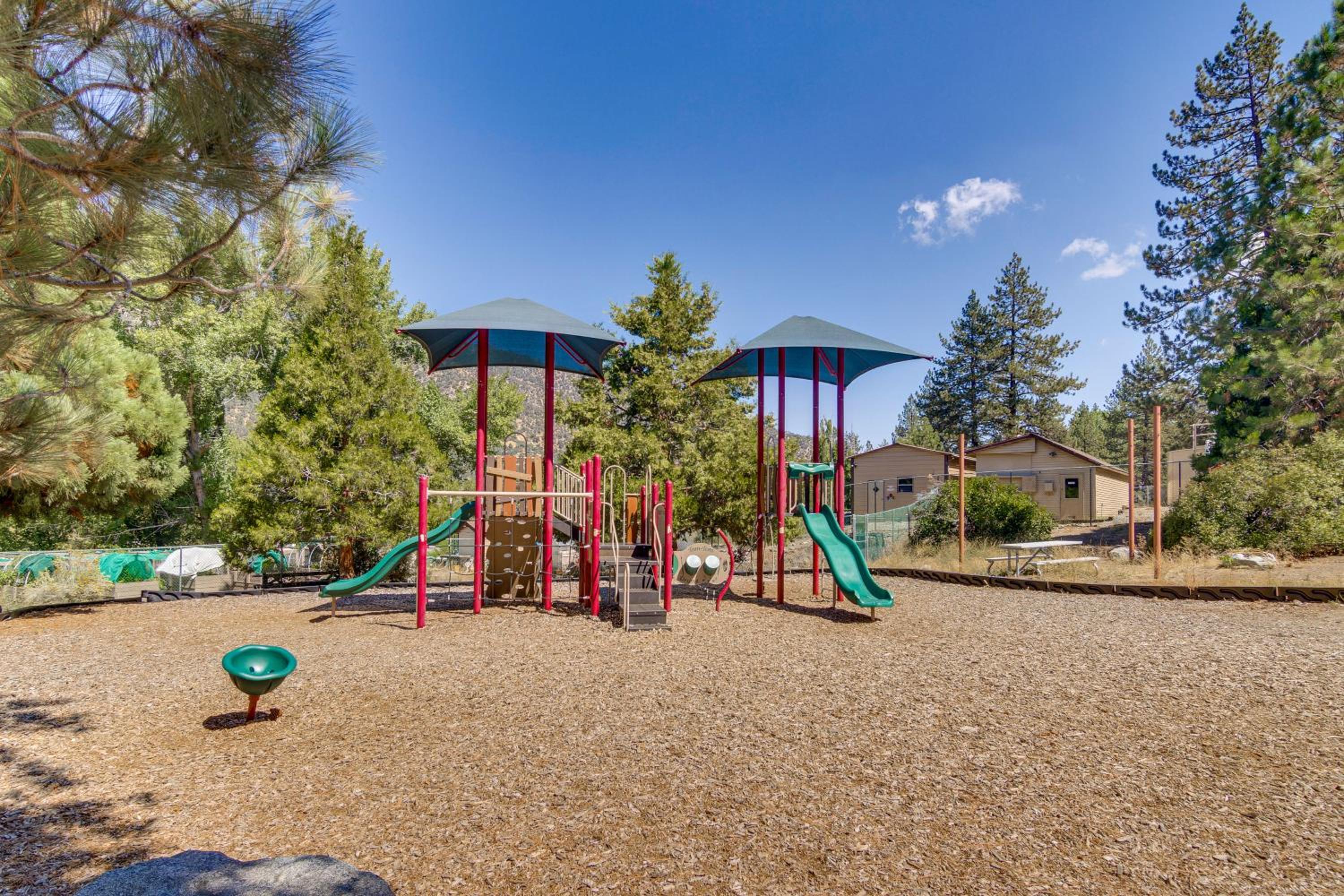 Golf and Swim! Pine Mtn Club Retreat with Game Area