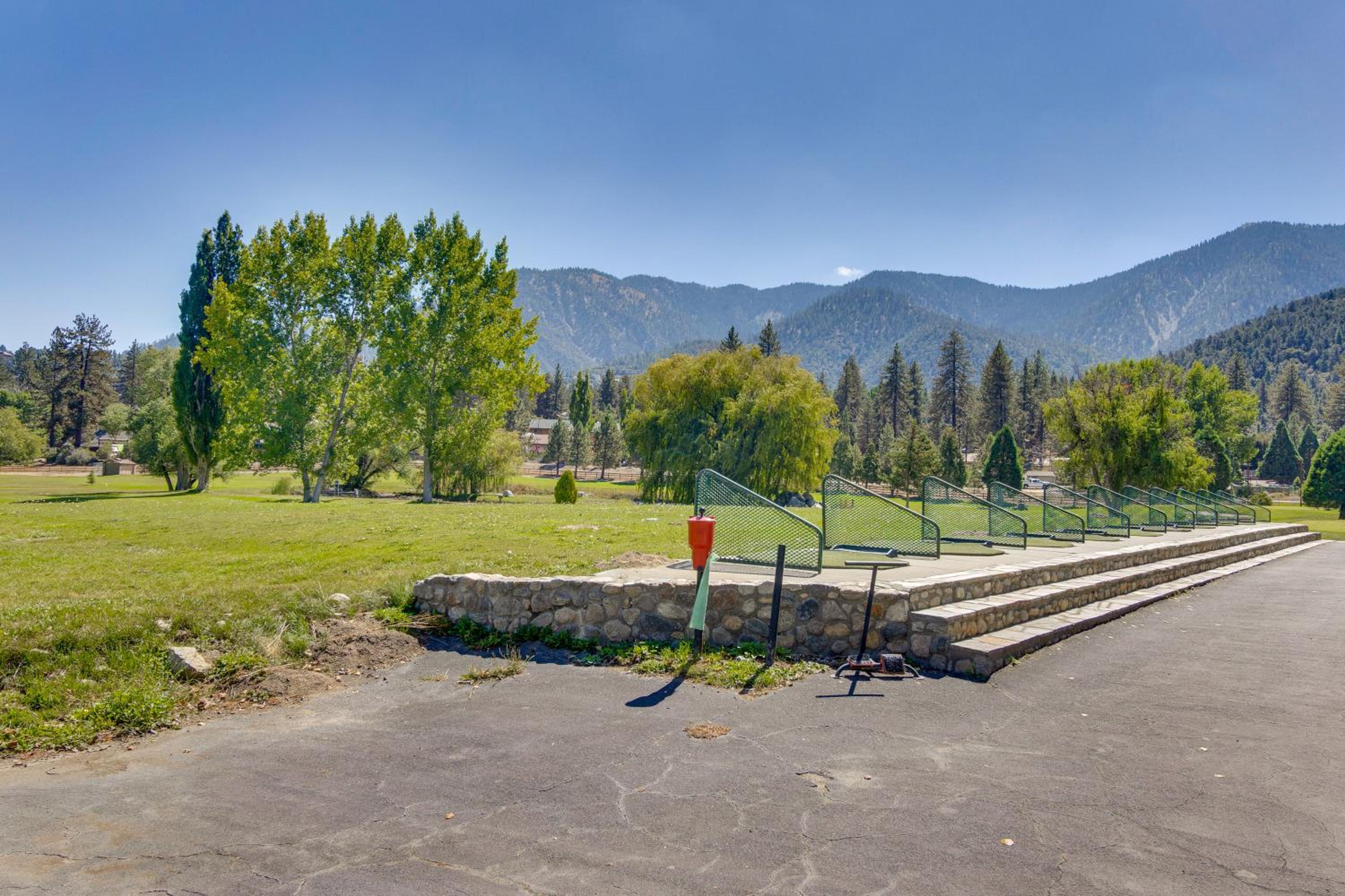 Golf and Swim! Pine Mtn Club Retreat with Game Area