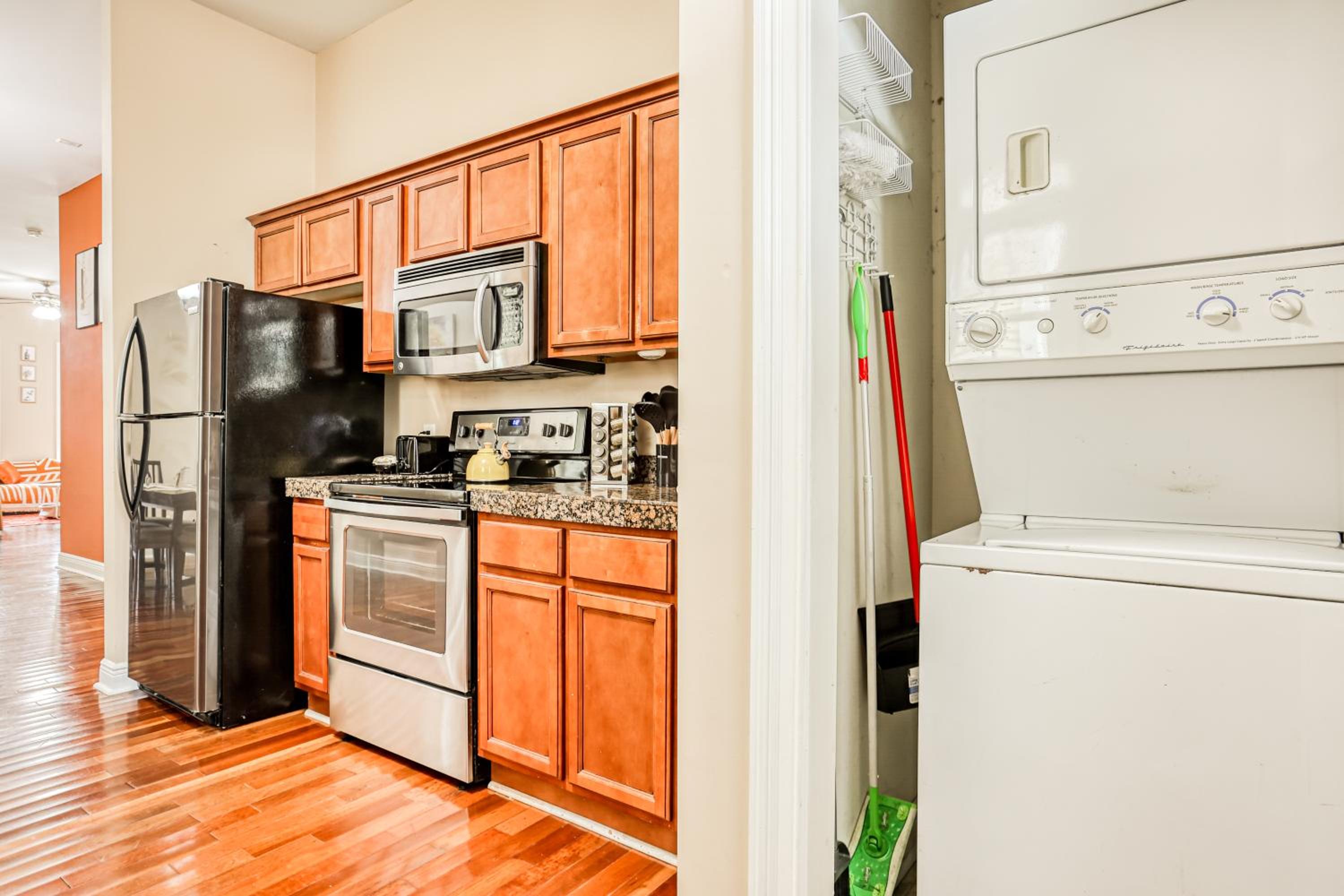 Duplex by Forsyth Park - 2 King Beds - Patio & Balcony
