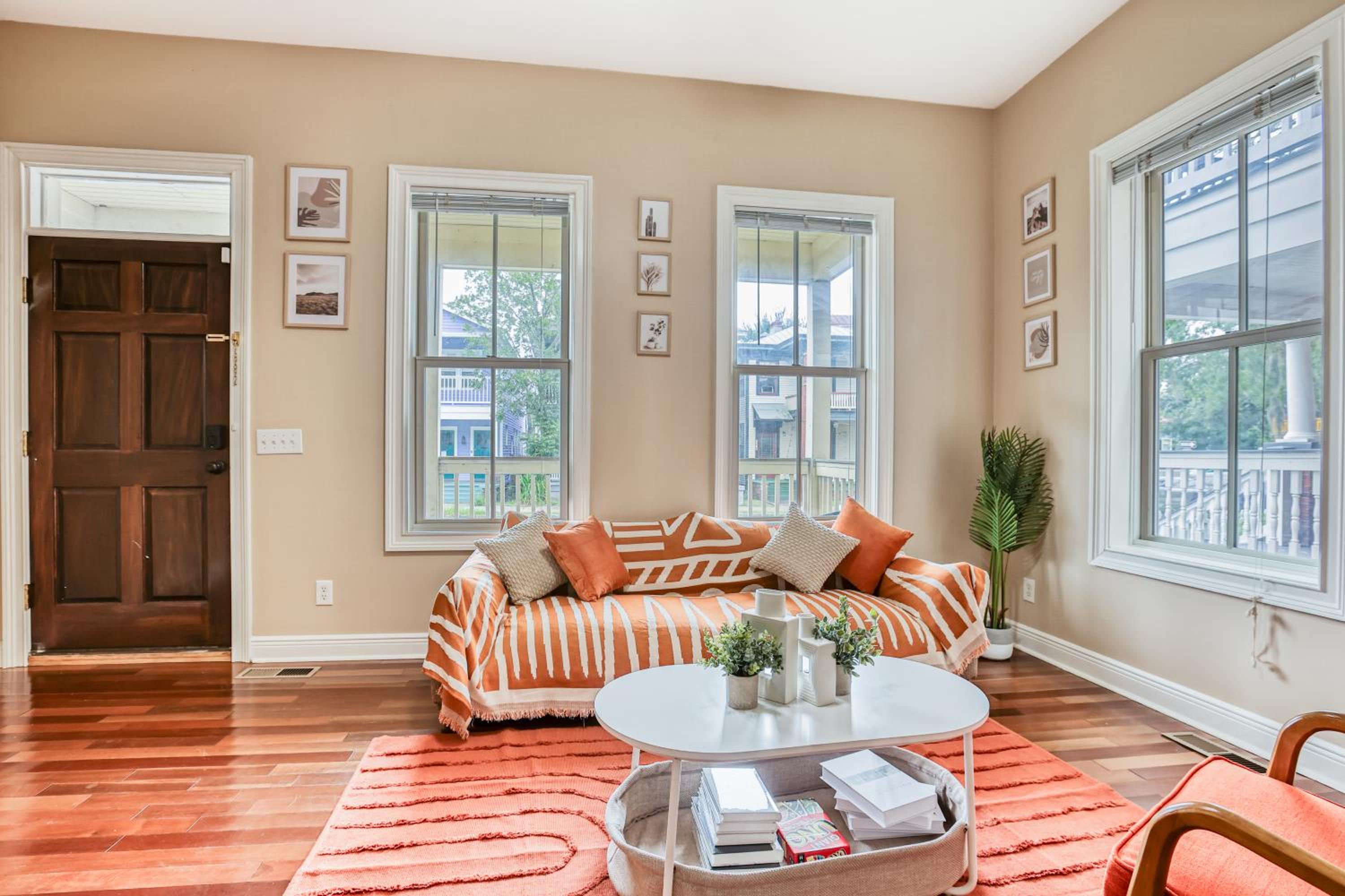 Duplex by Forsyth Park - 2 King Beds - Patio & Balcony
