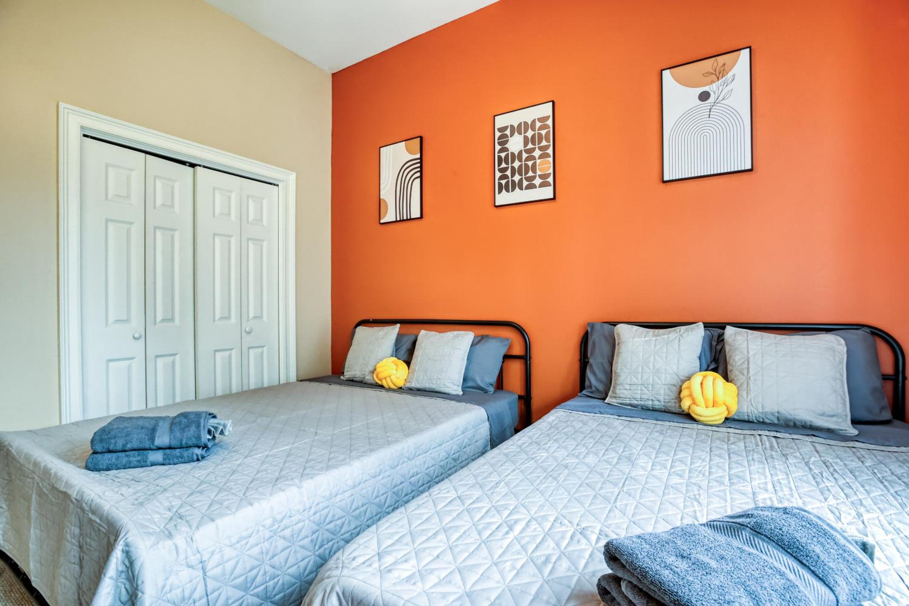 Duplex by Forsyth Park - 2 King Beds - Patio & Balcony