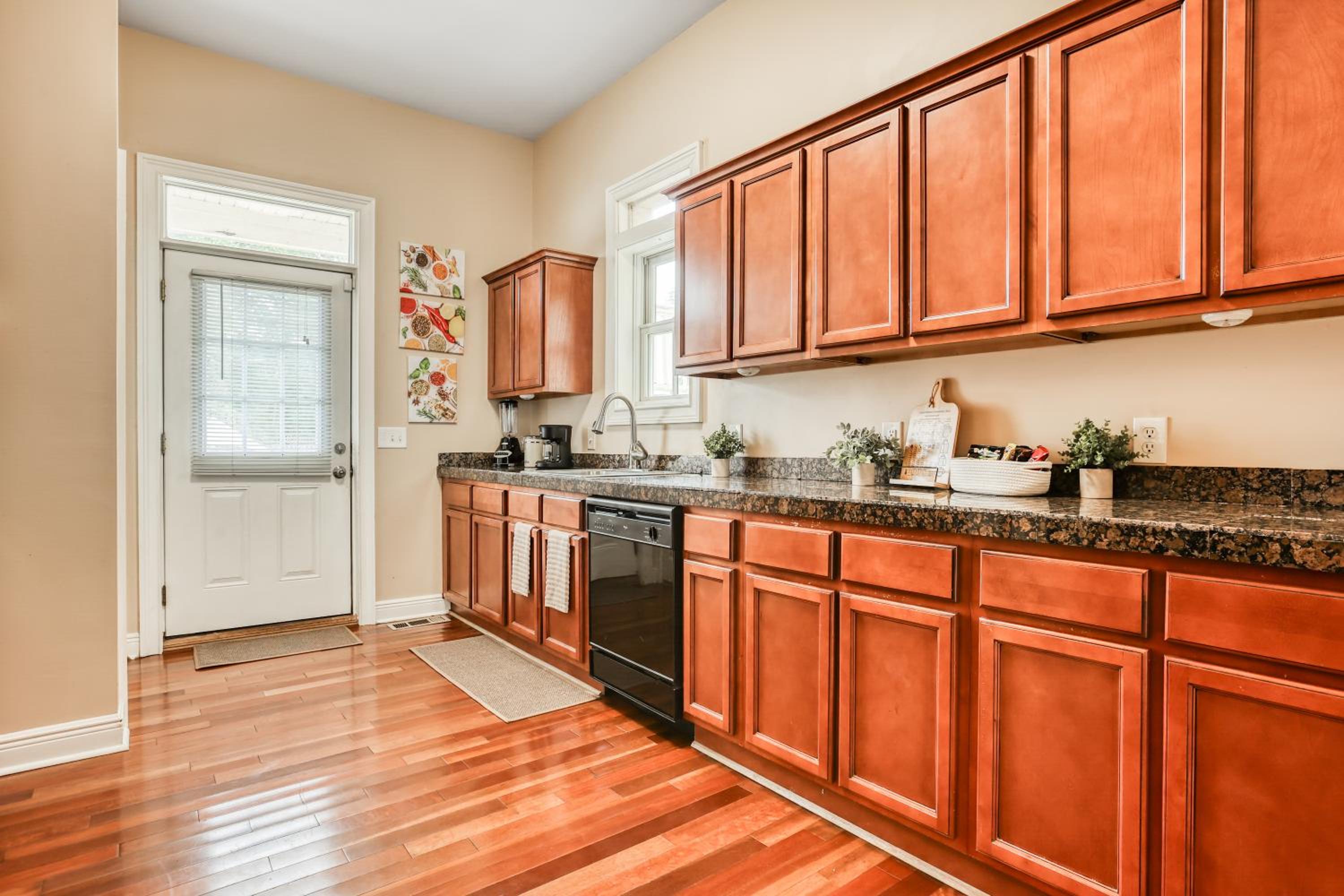 Duplex by Forsyth Park - 2 King Beds - Patio & Balcony