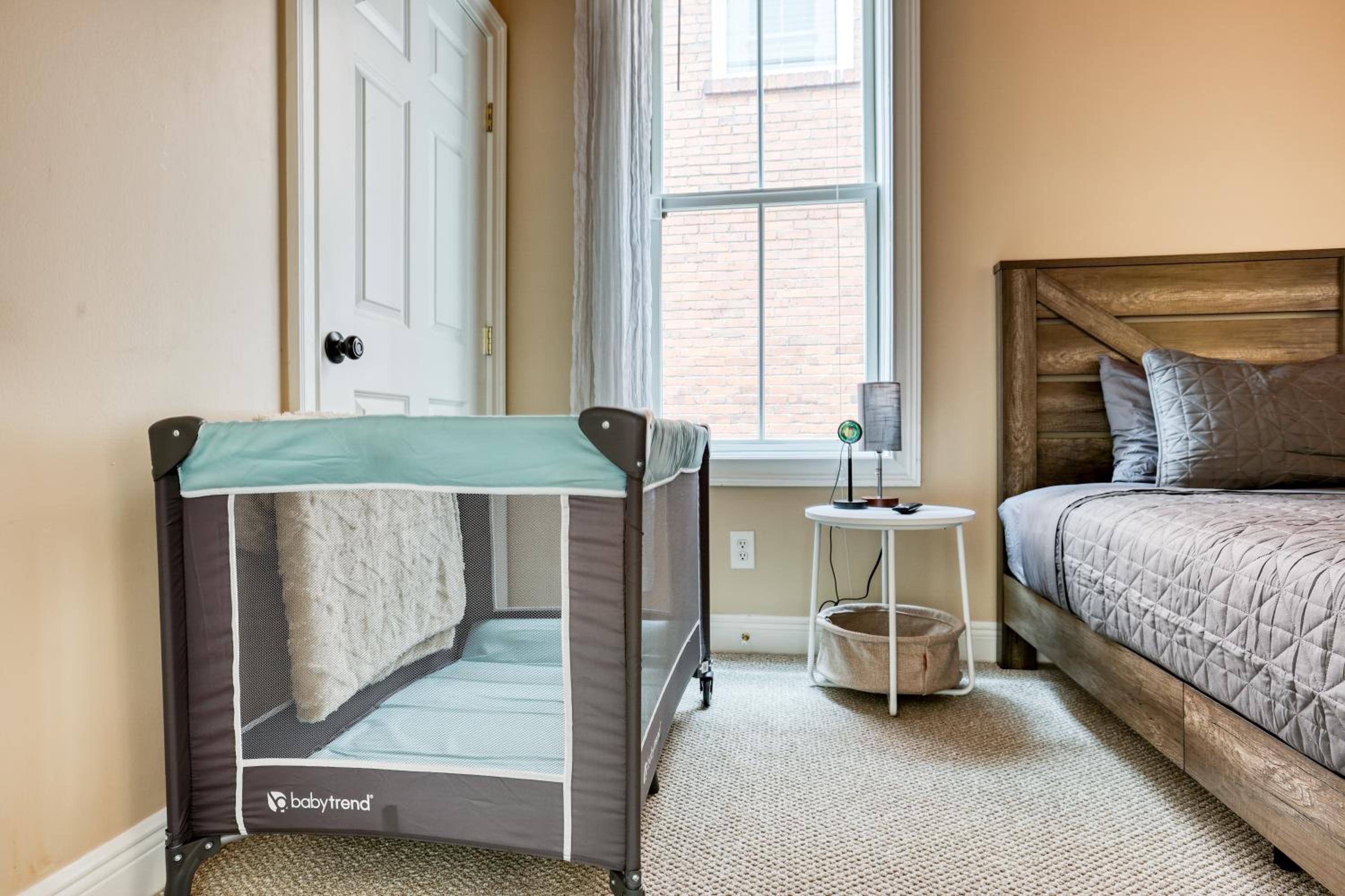 Duplex by Forsyth Park - 2 King Beds - Patio & Balcony