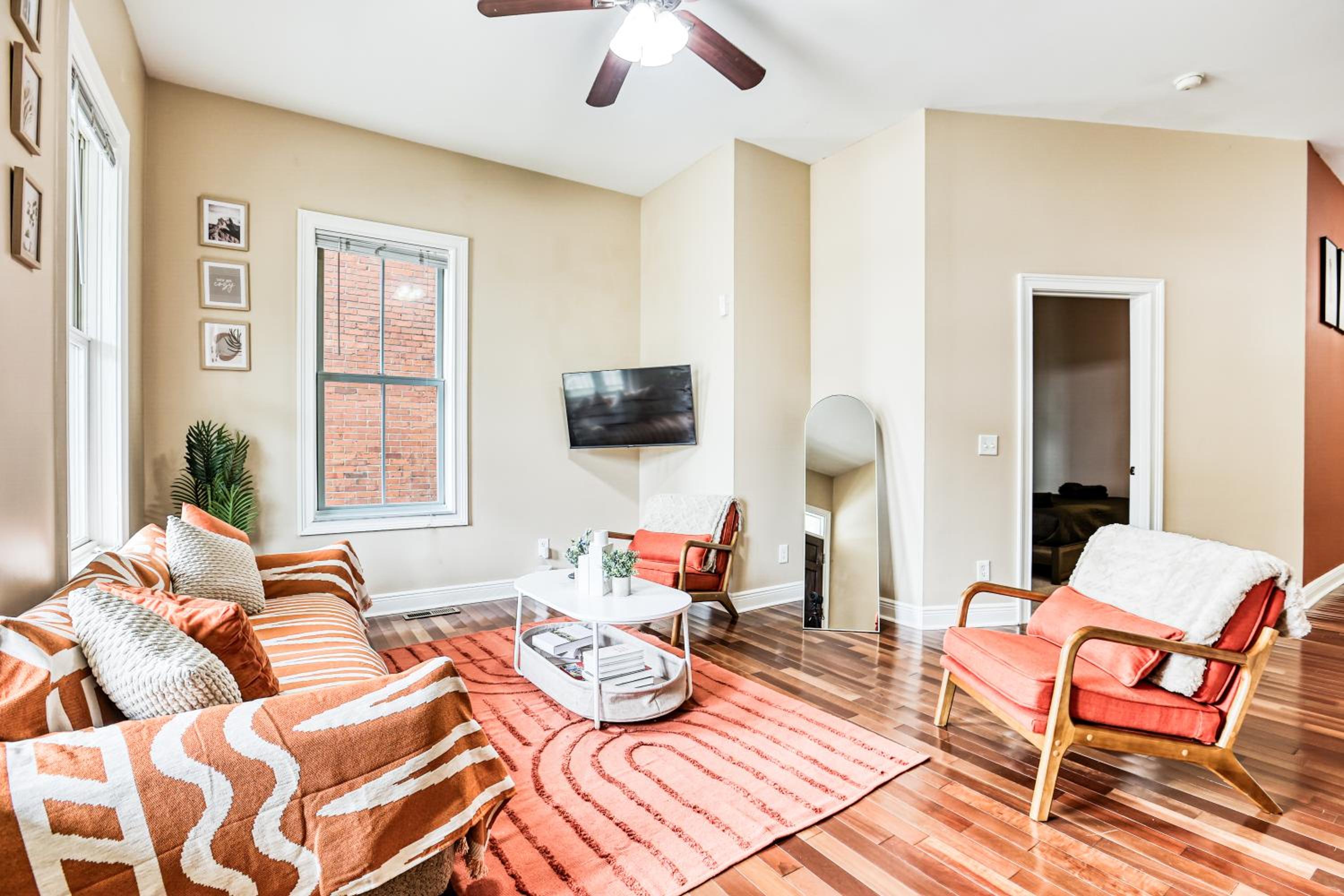 Duplex by Forsyth Park - 2 King Beds - Patio & Balcony
