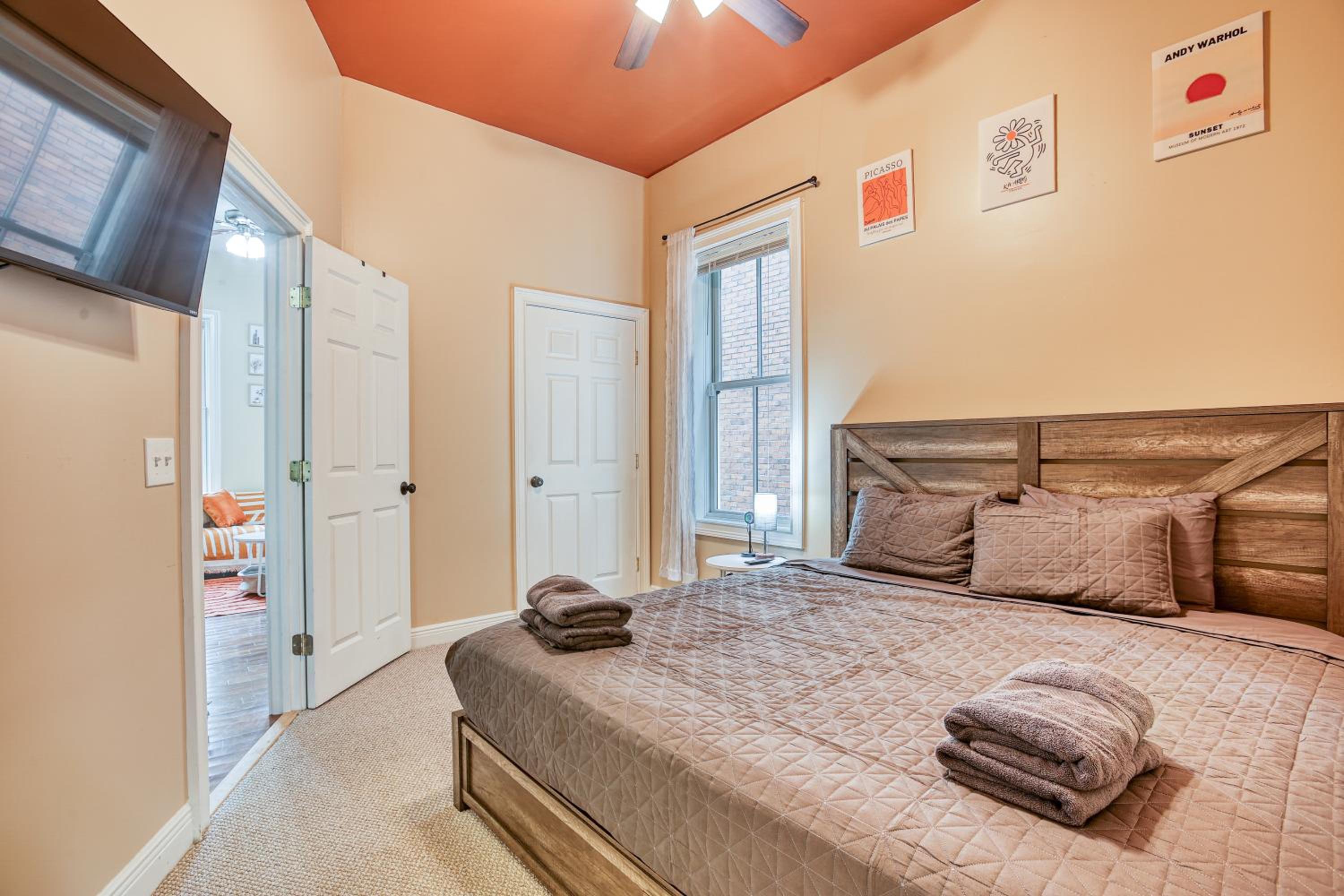 Duplex by Forsyth Park - 2 King Beds - Patio & Balcony