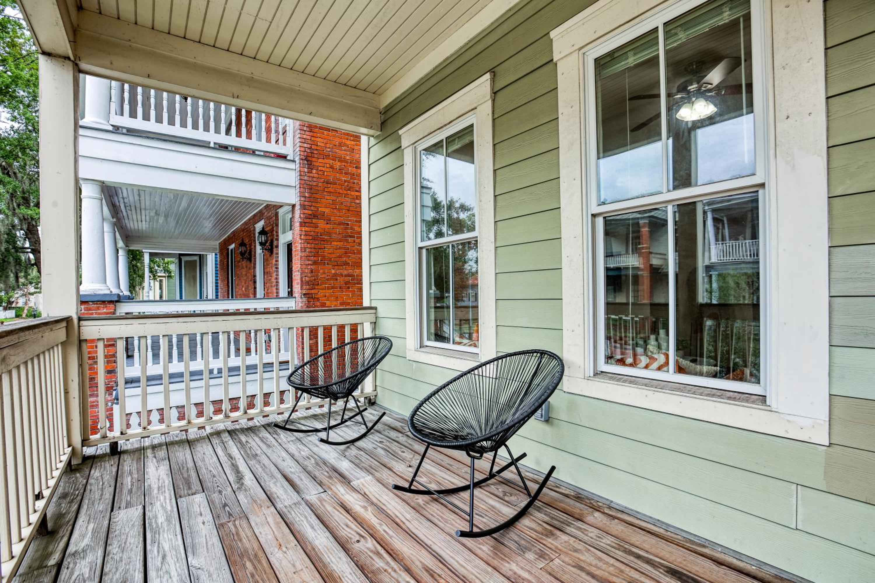 Duplex by Forsyth Park - 2 King Beds - Patio & Balcony