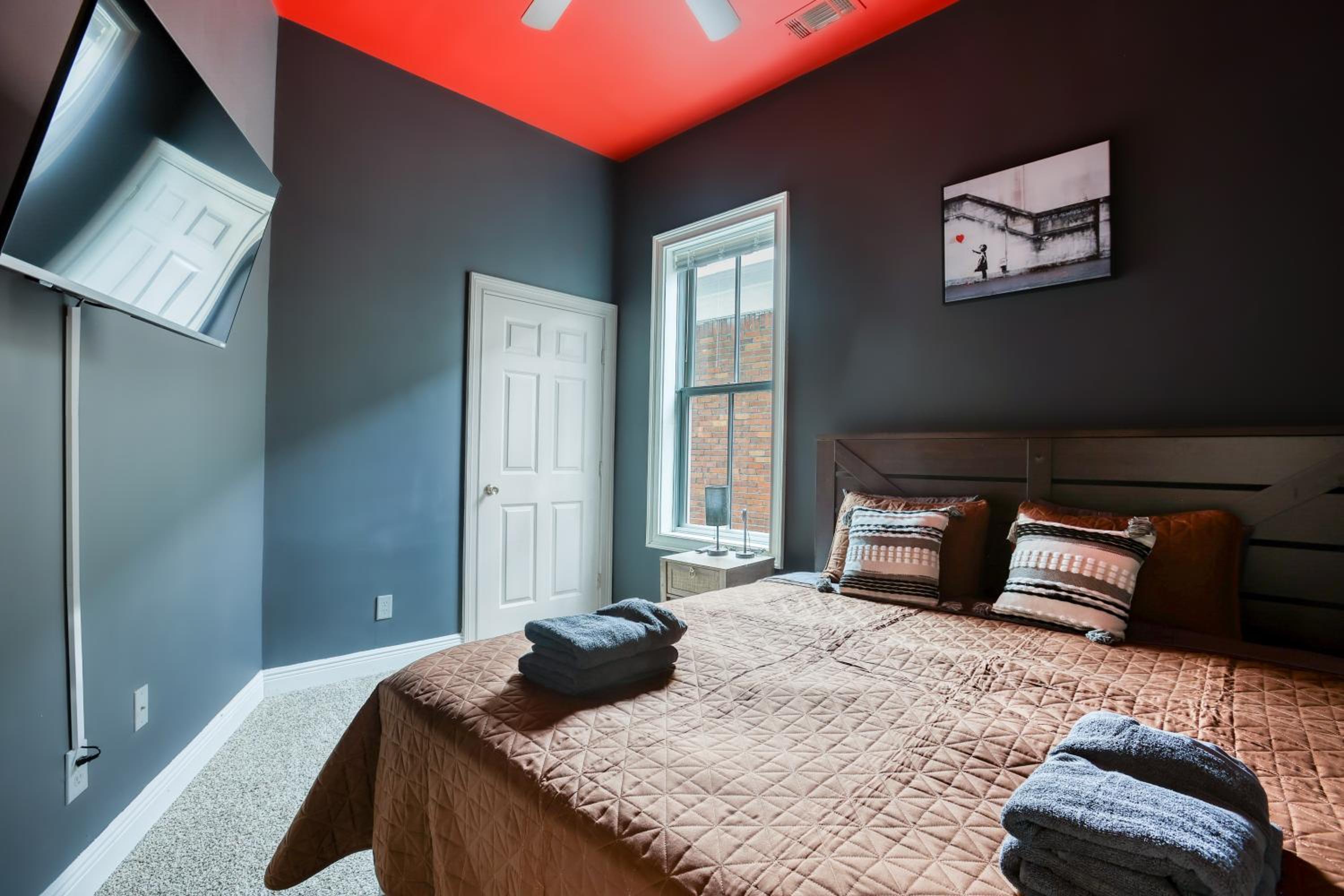 Duplex by Forsyth Park - 2 King Beds - Patio & Balcony
