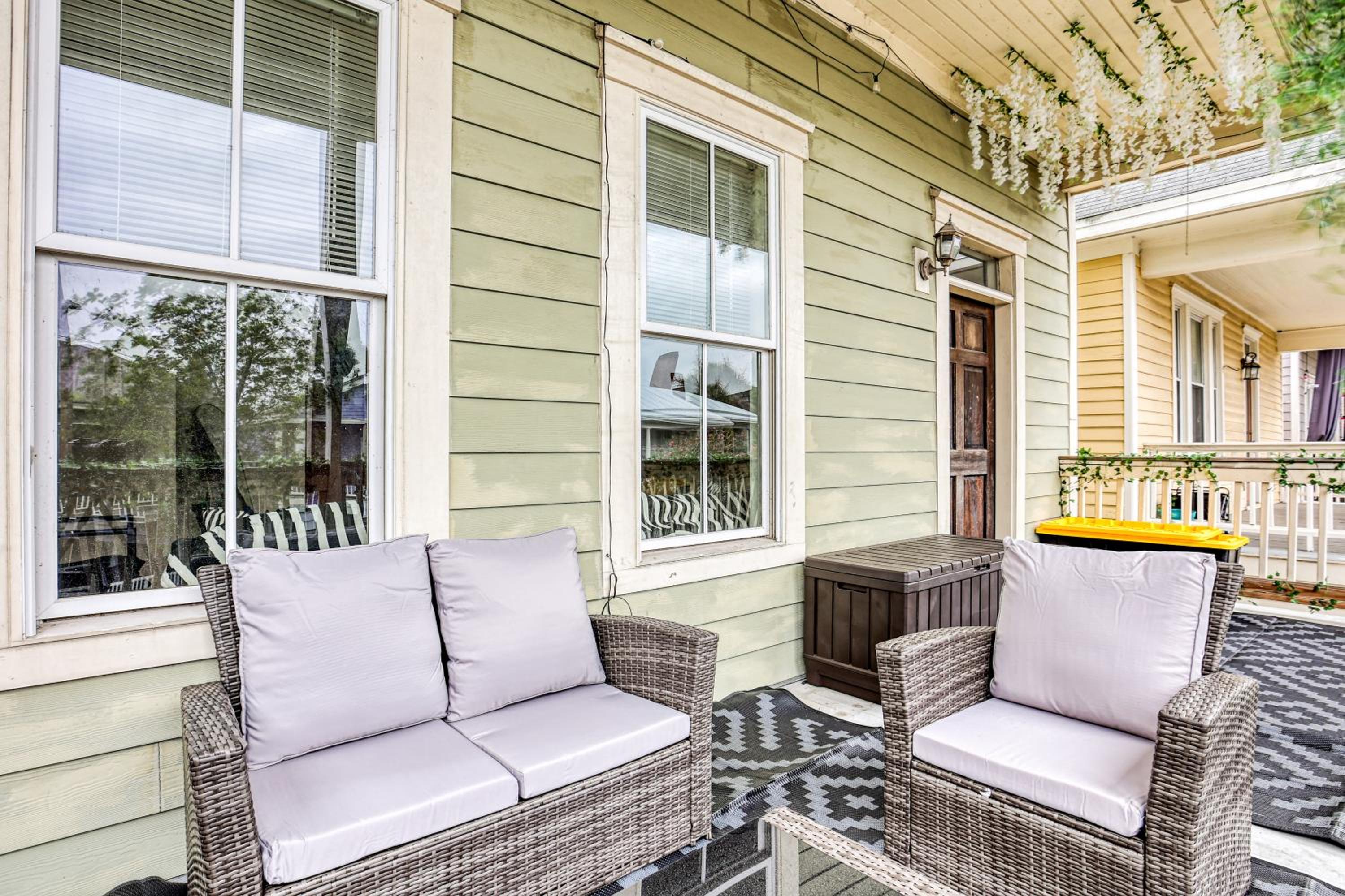 Duplex by Forsyth Park - 2 King Beds - Patio & Balcony
