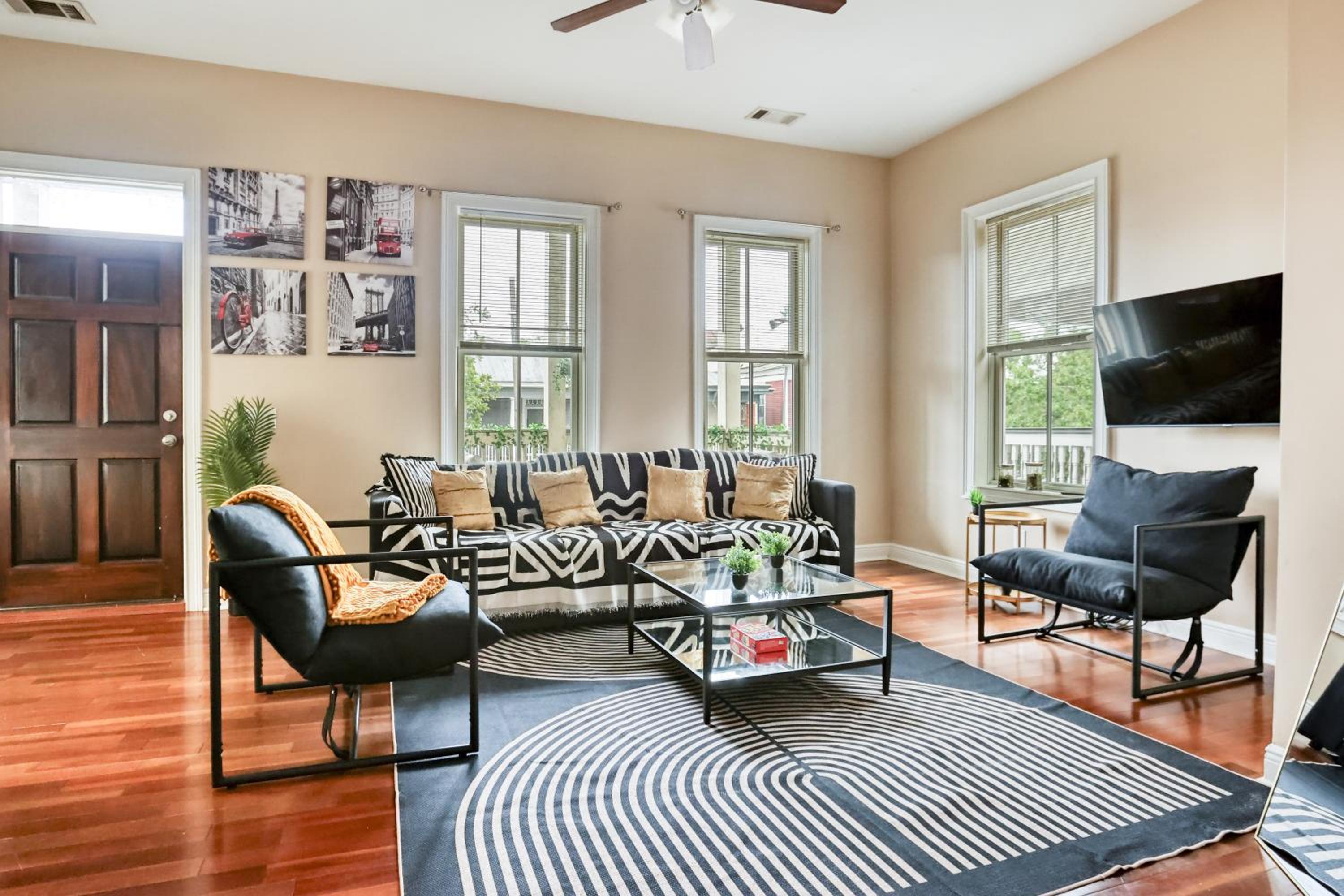 Duplex by Forsyth Park - 2 King Beds - Patio & Balcony