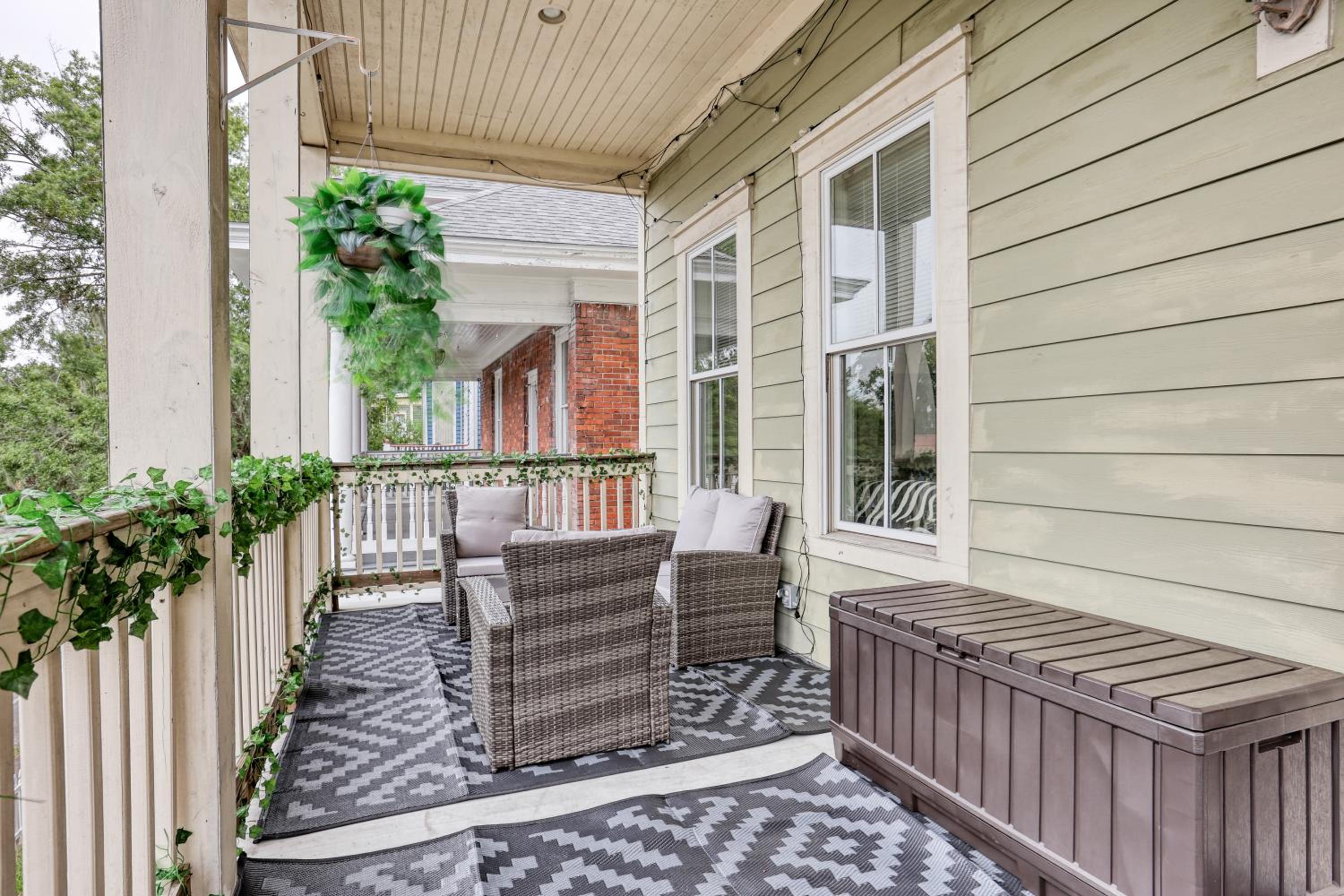 Duplex by Forsyth Park - 2 King Beds - Patio & Balcony