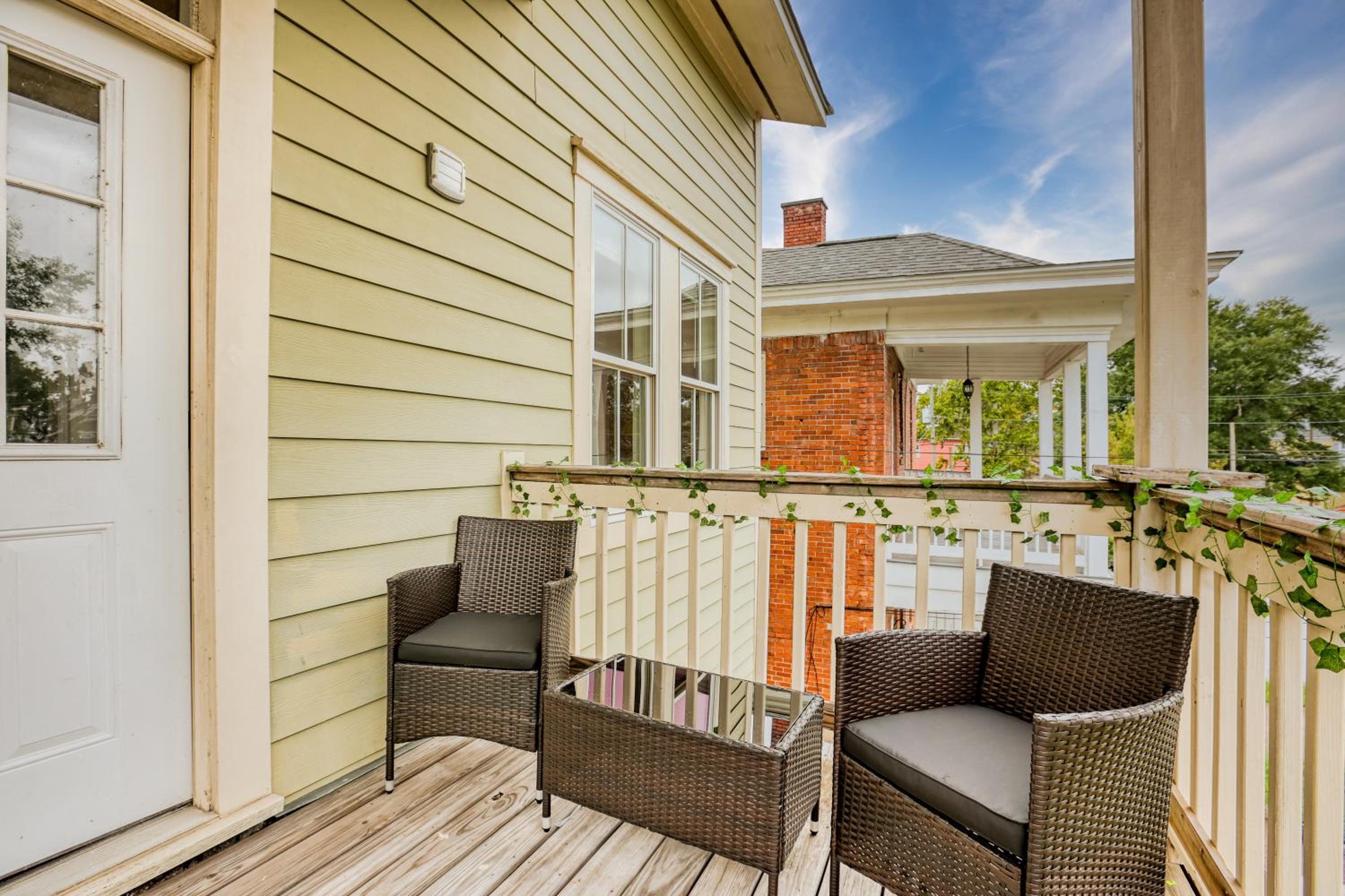 Duplex by Forsyth Park - 2 King Beds - Patio & Balcony