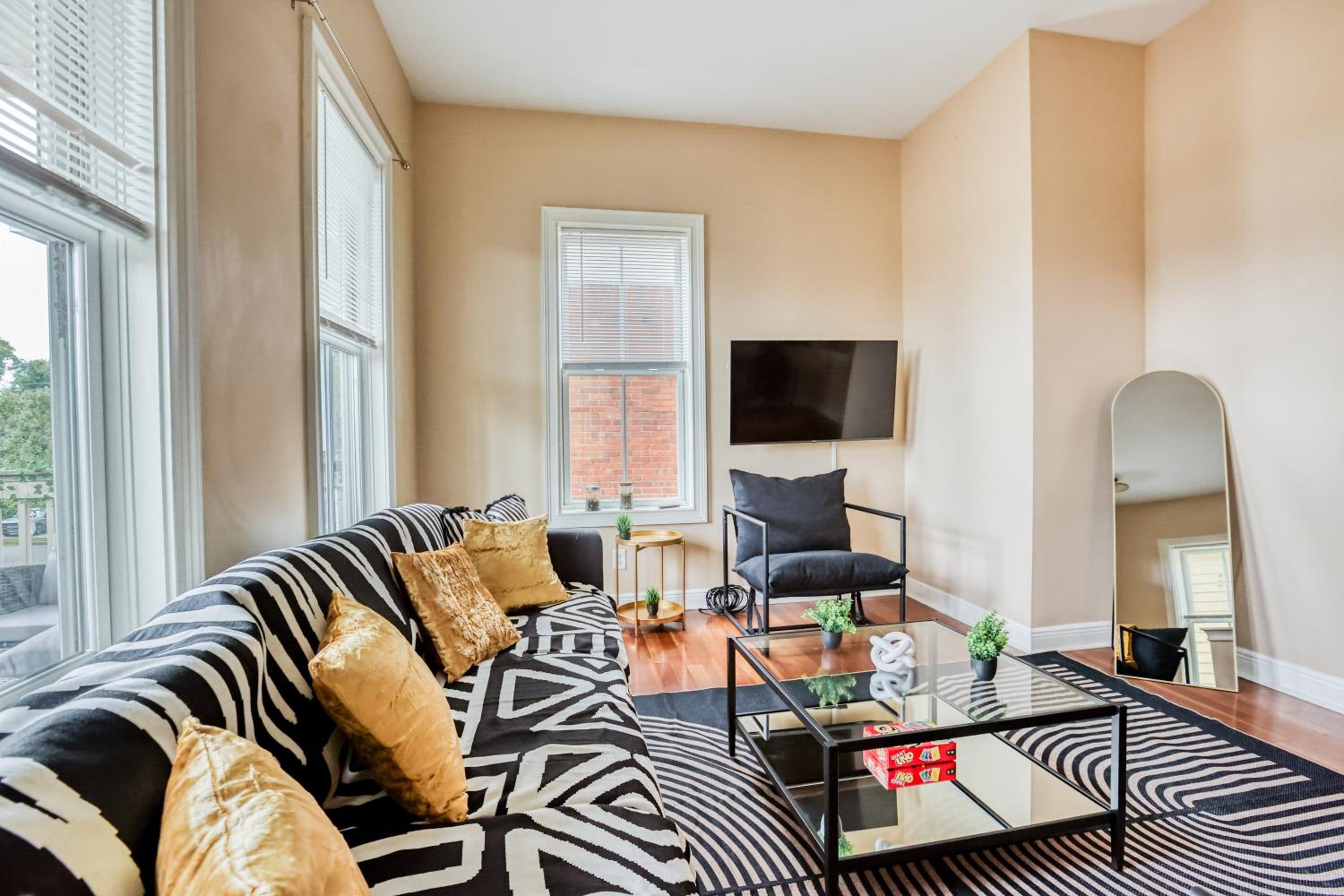 Duplex by Forsyth Park - 2 King Beds - Patio & Balcony