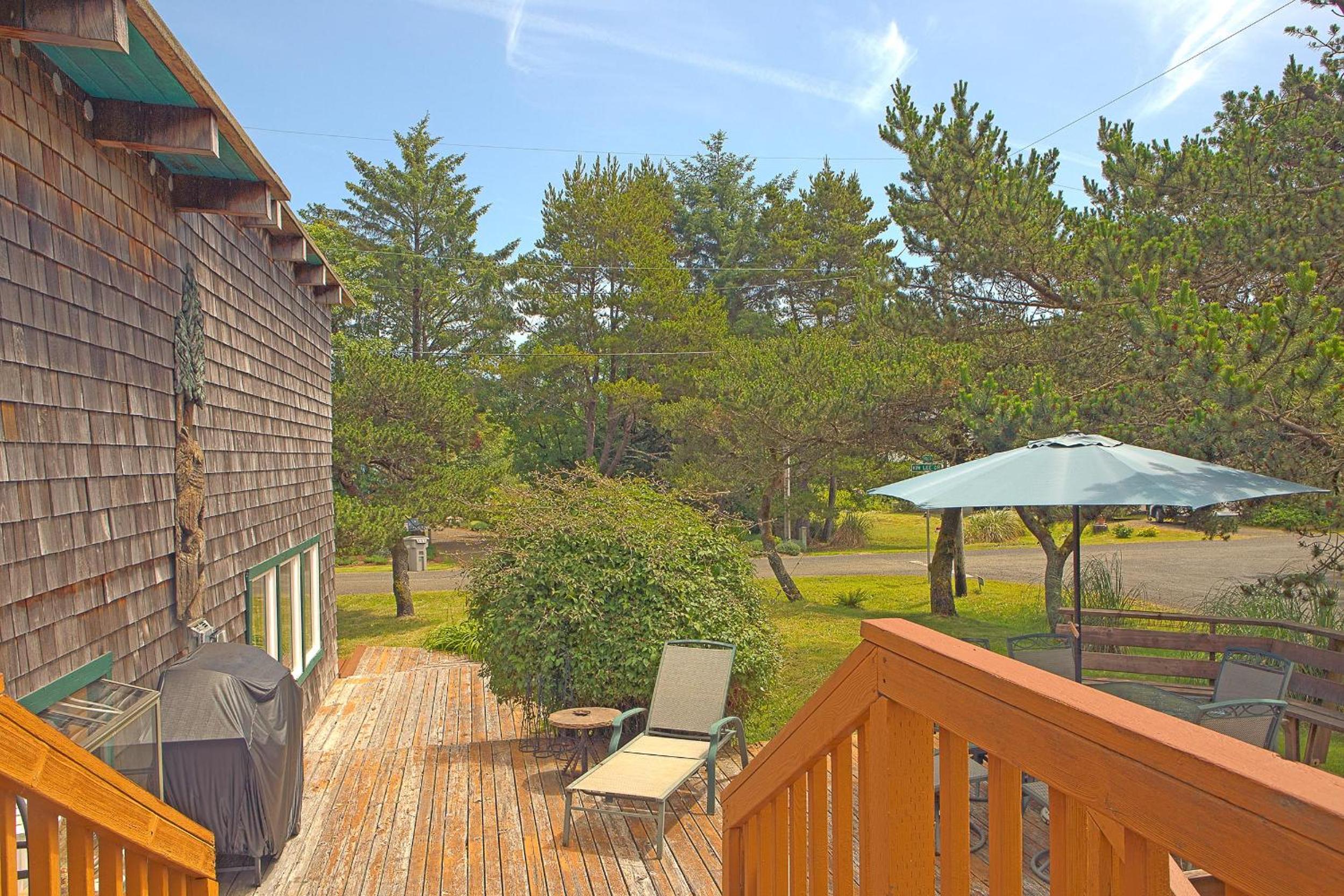 Cozy 2BR cabin near beach with deck fireplace. view 4
