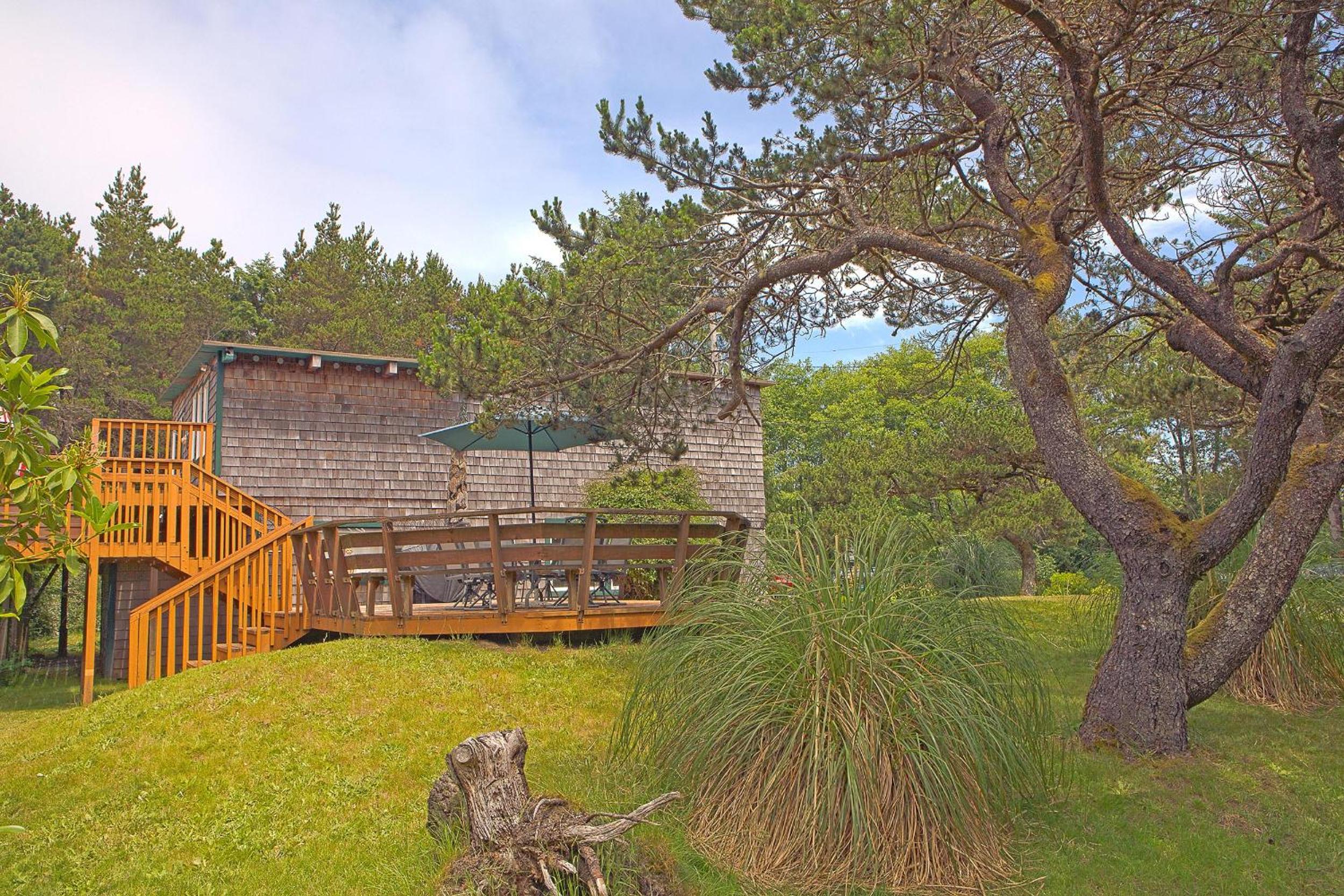 Cozy 2BR cabin near beach with deck fireplace. view 5