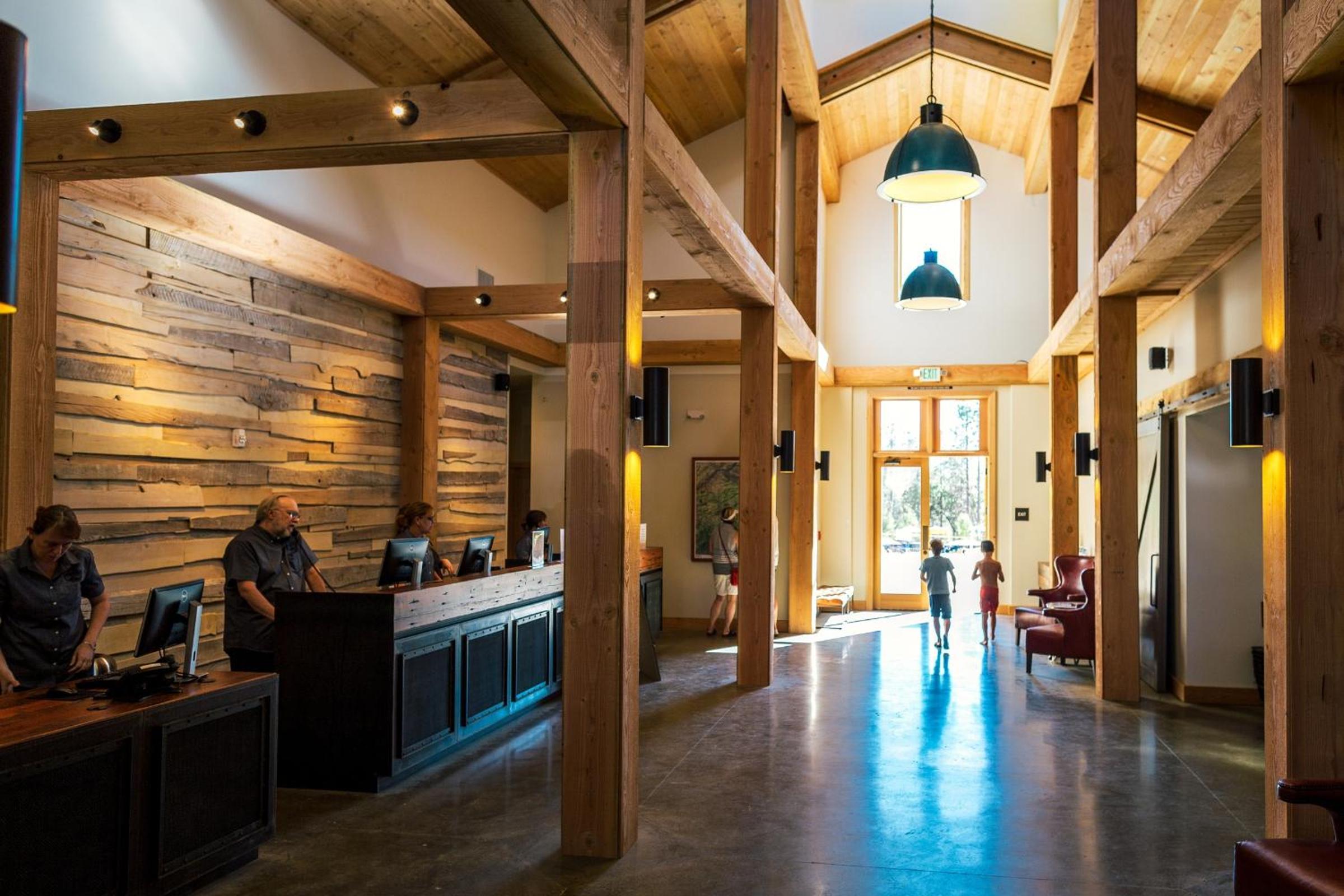 Rush Creek Lodge at Yosemite