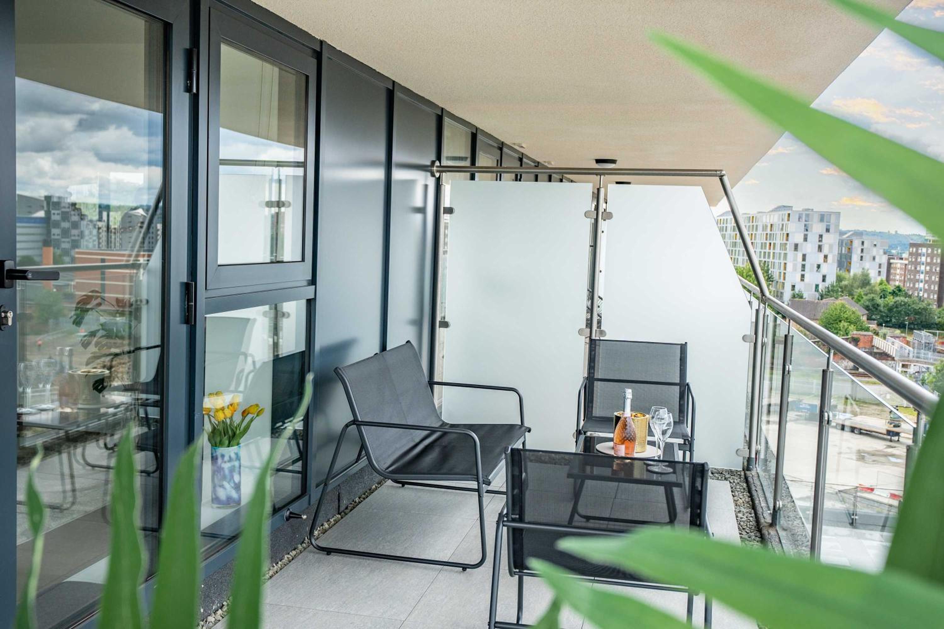 Luxury 2BR Penthouse-1, Private Terrace, City Center, Free Parking