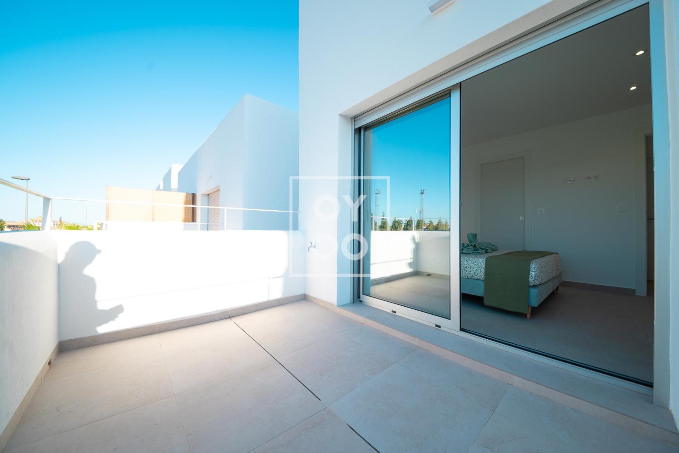 Villa Oasis Mar Menor, private pool, walk to beach, by OYOOSTAYS