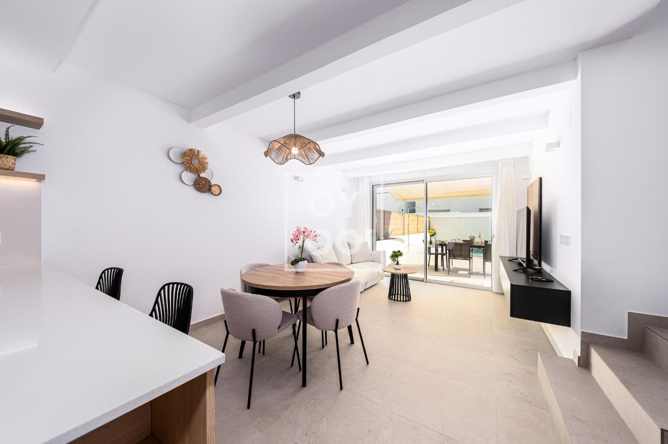 Villa Oasis Mar Menor, private pool, walk to beach, by OYOOSTAYS