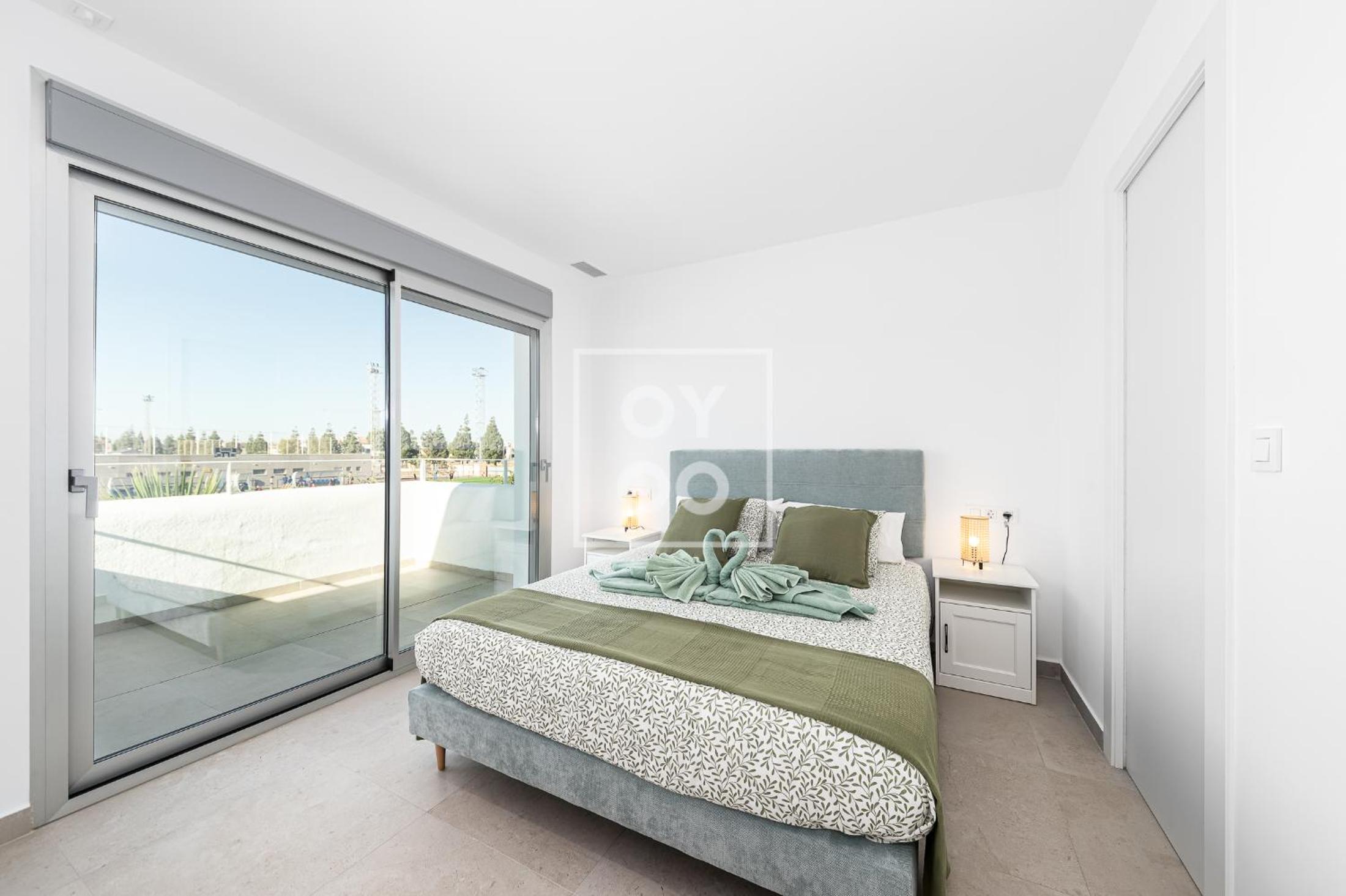 Villa Oasis Mar Menor, private pool, walk to beach, by OYOOSTAYS