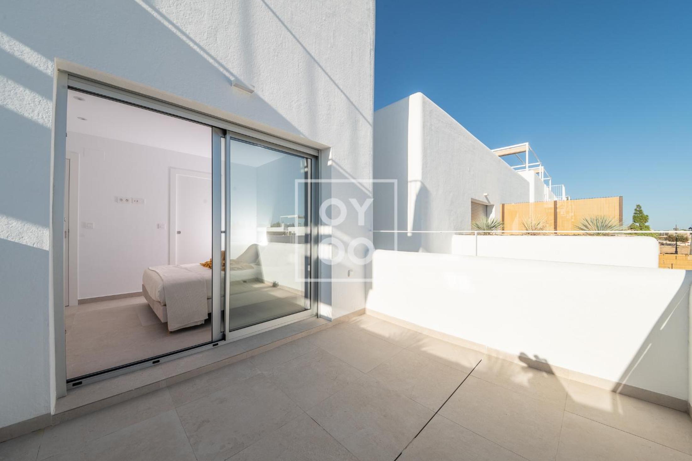Villa Oasis Mar Menor, private pool, walk to beach, by OYOOSTAYS
