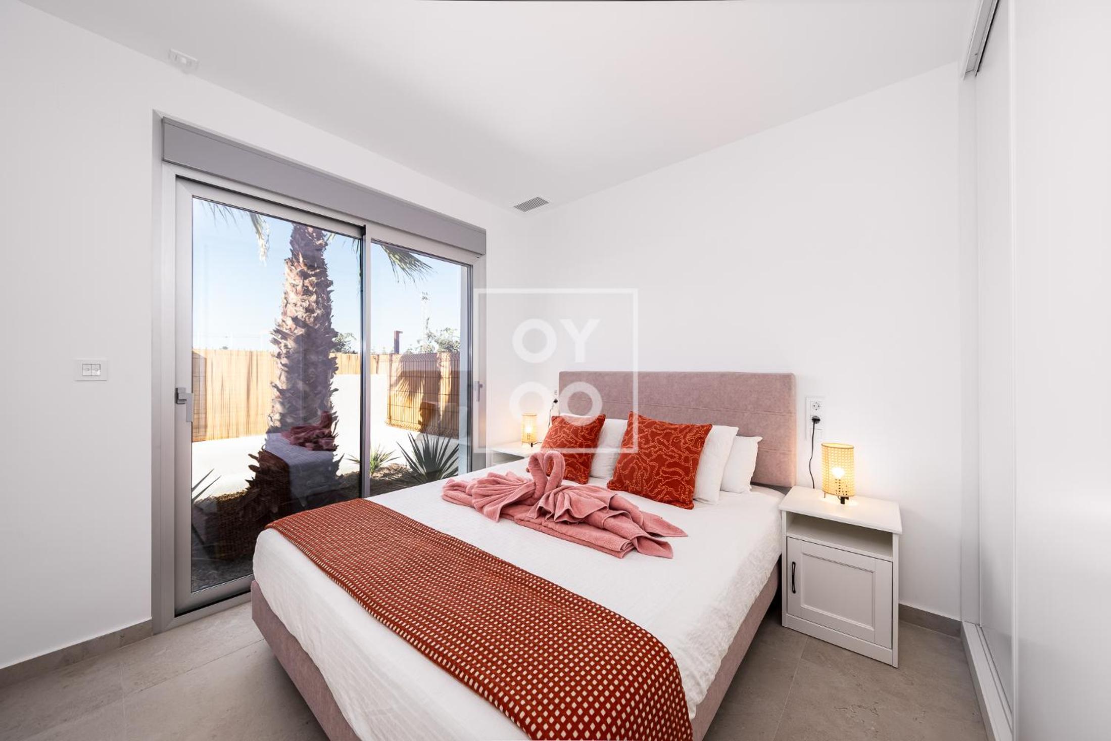 Villa Oasis Mar Menor, private pool, walk to beach, by OYOOSTAYS