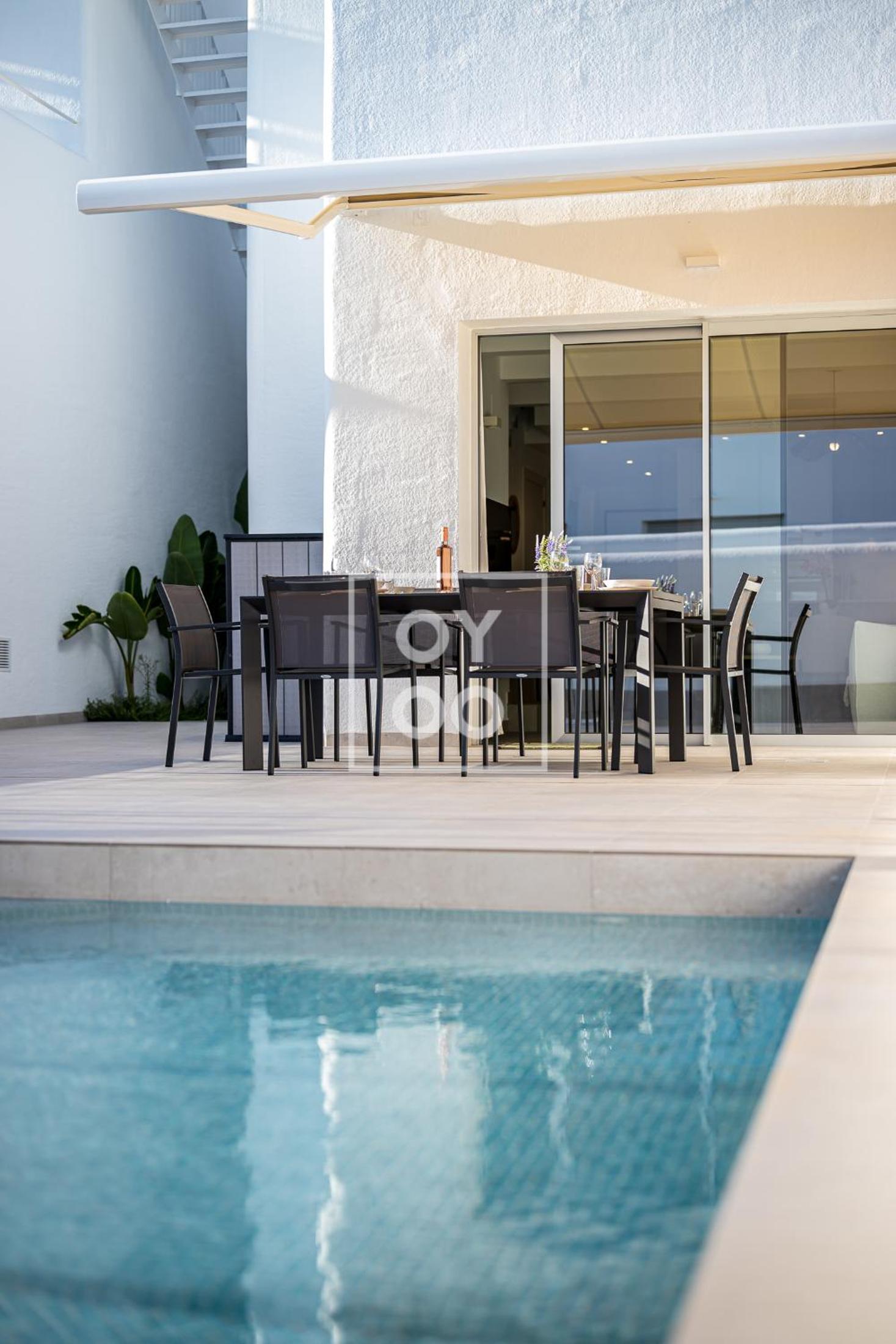 Villa Oasis Mar Menor, private pool, walk to beach, by OYOOSTAYS