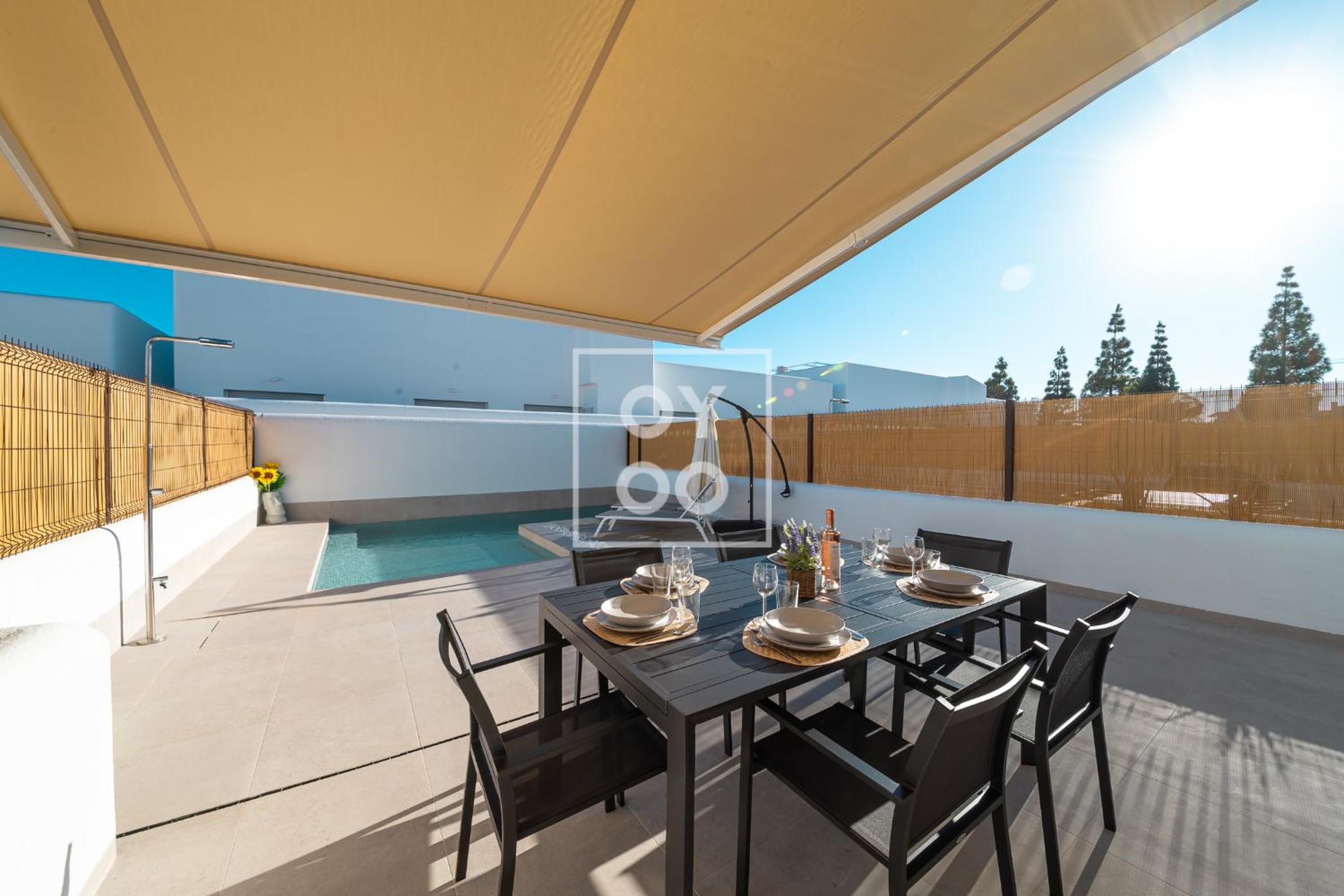 Villa Oasis Mar Menor, private pool, walk to beach, by OYOOSTAYS