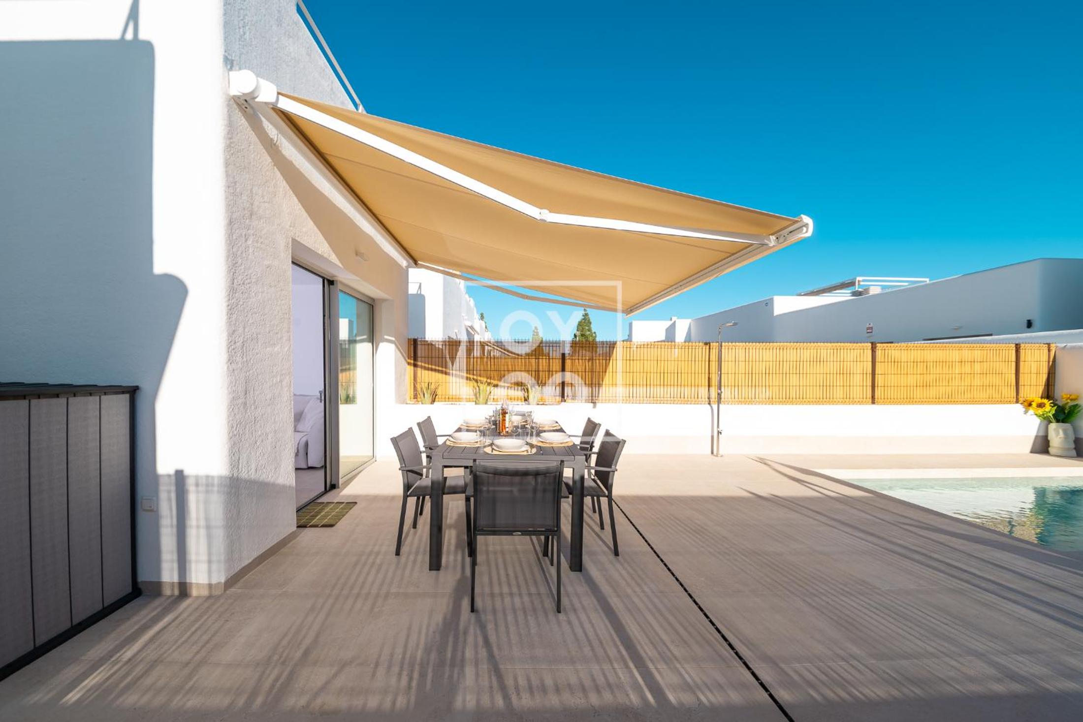 Villa Oasis Mar Menor, private pool, walk to beach, by OYOOSTAYS
