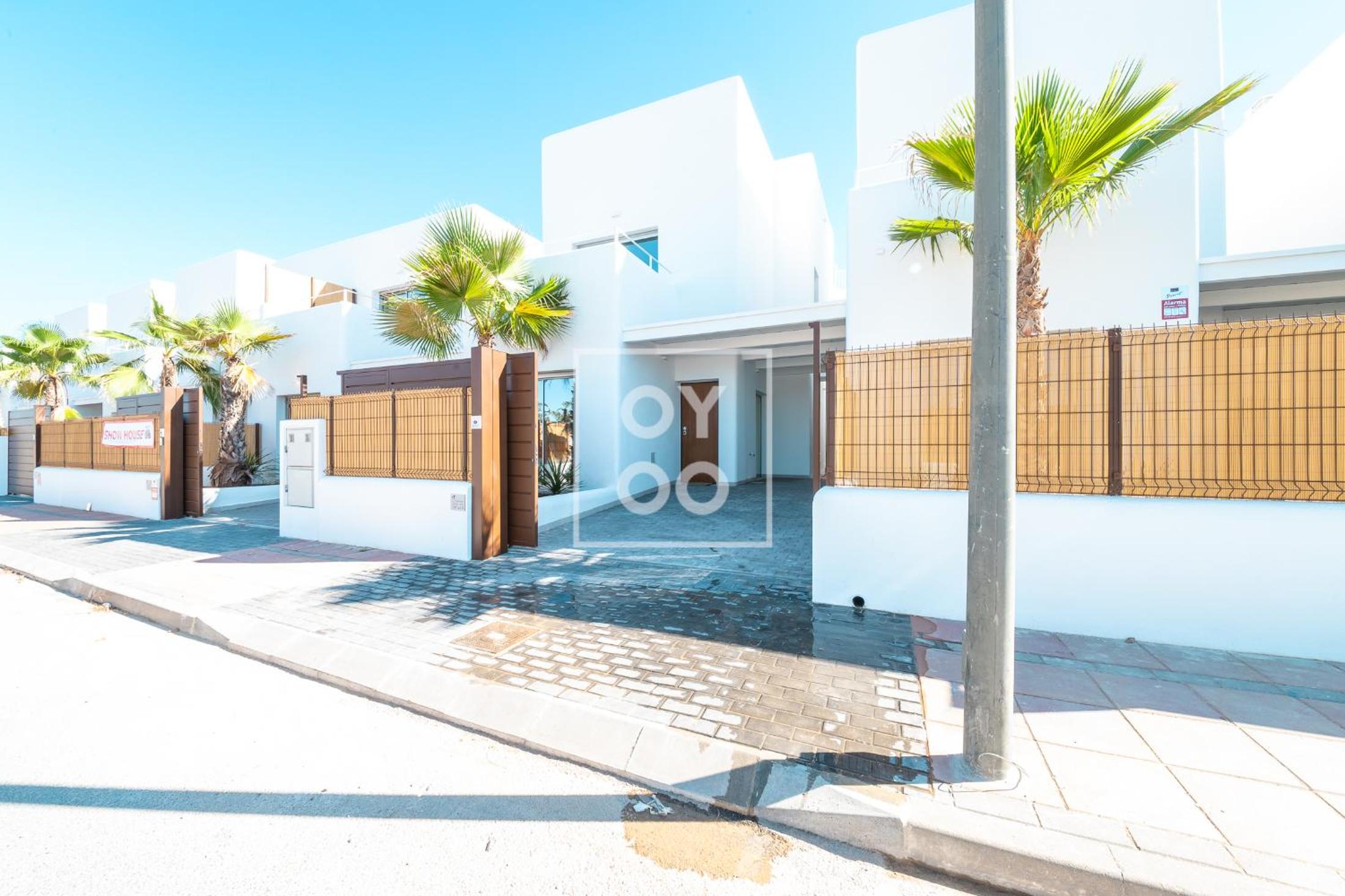 Villa Oasis Mar Menor, private pool, walk to beach, by OYOOSTAYS