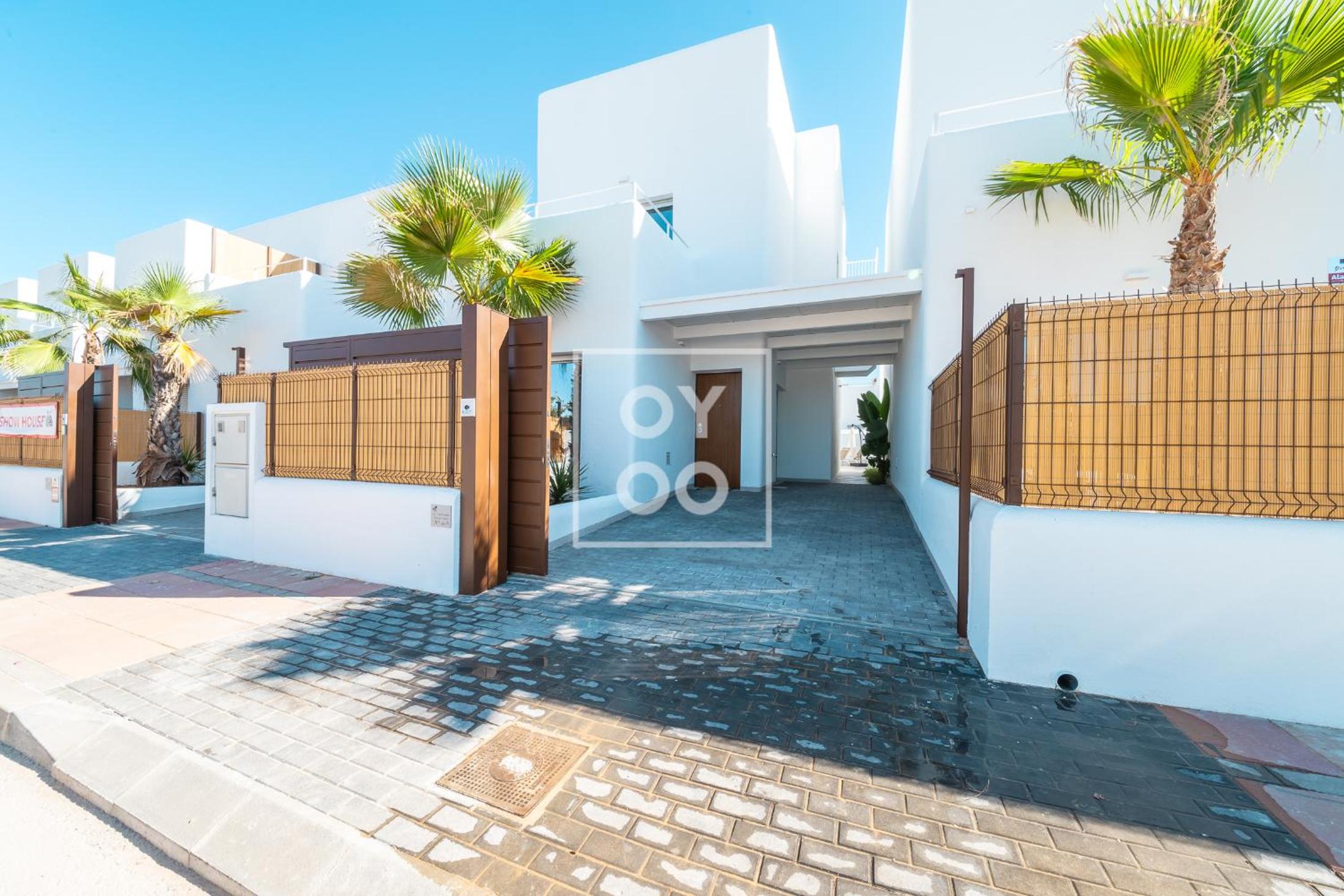 Villa Oasis Mar Menor, private pool, walk to beach, by OYOOSTAYS