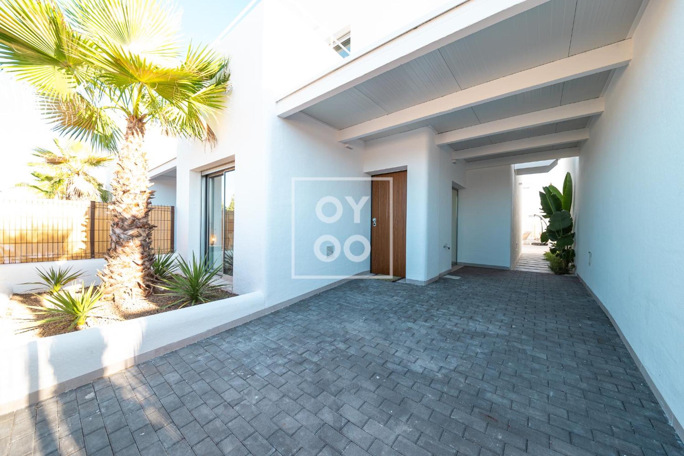 Villa Oasis Mar Menor, private pool, walk to beach, by OYOOSTAYS