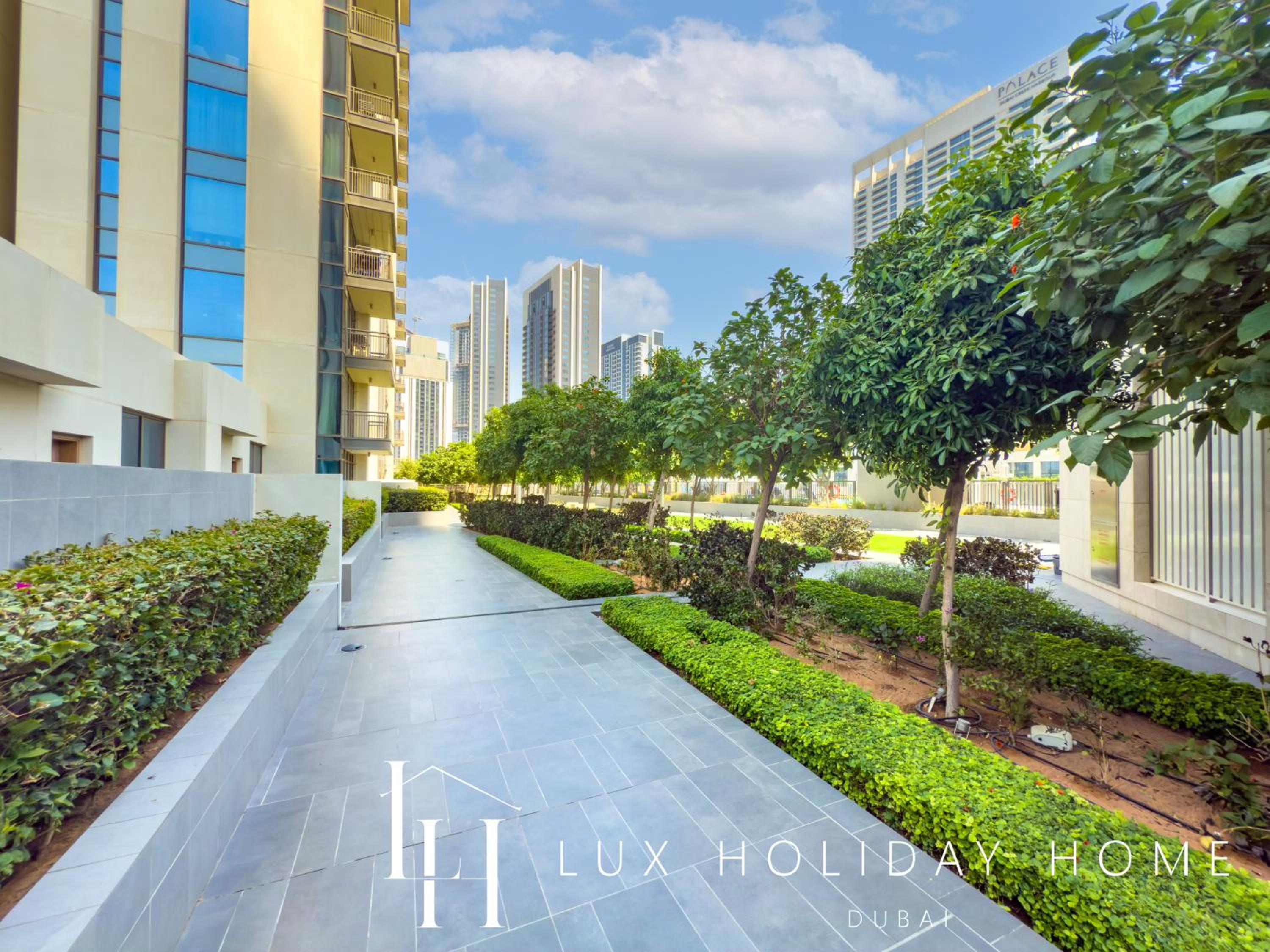 LUX The Creekside Skyline View Suite