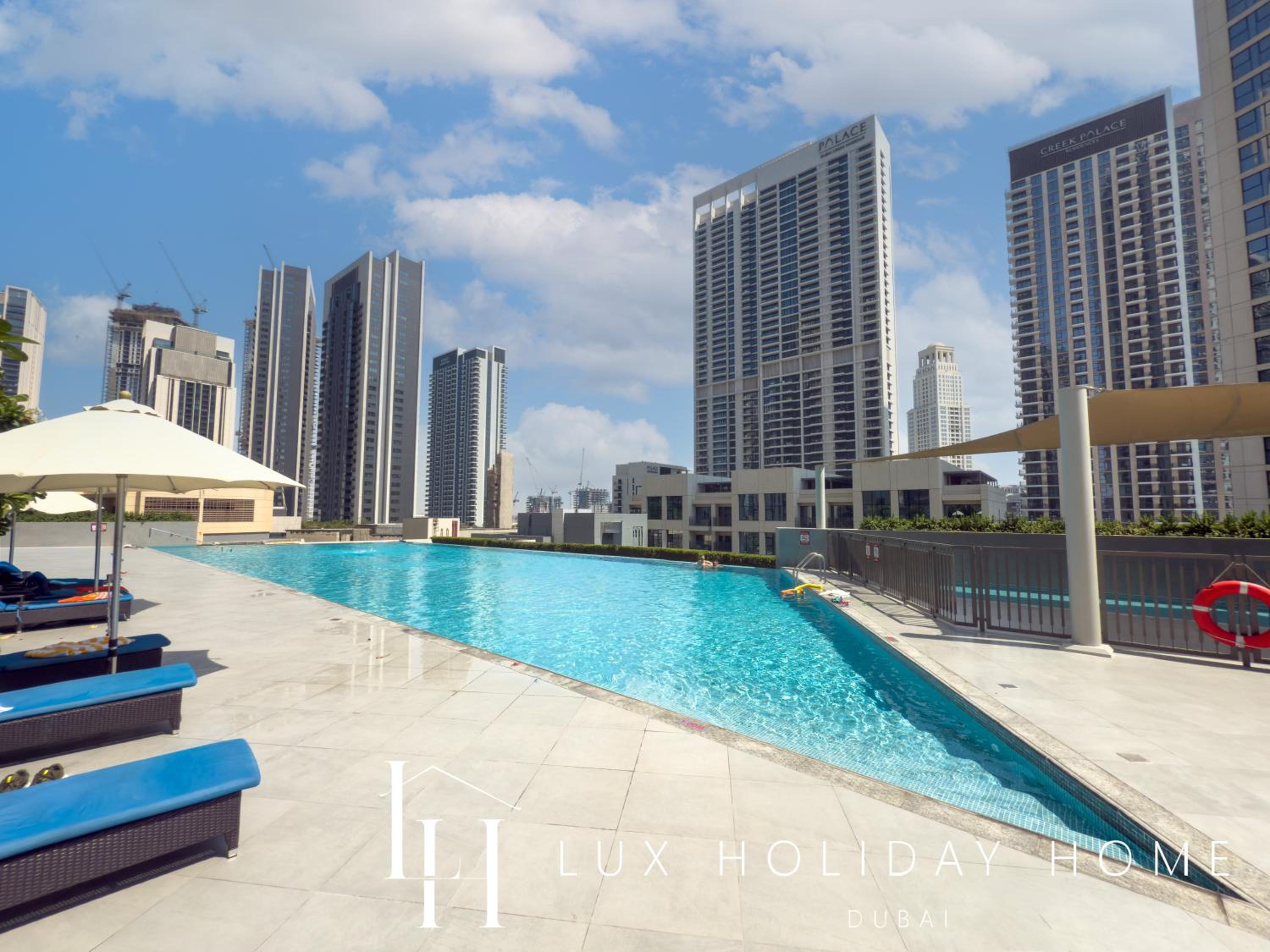 LUX The Creekside Skyline View Suite