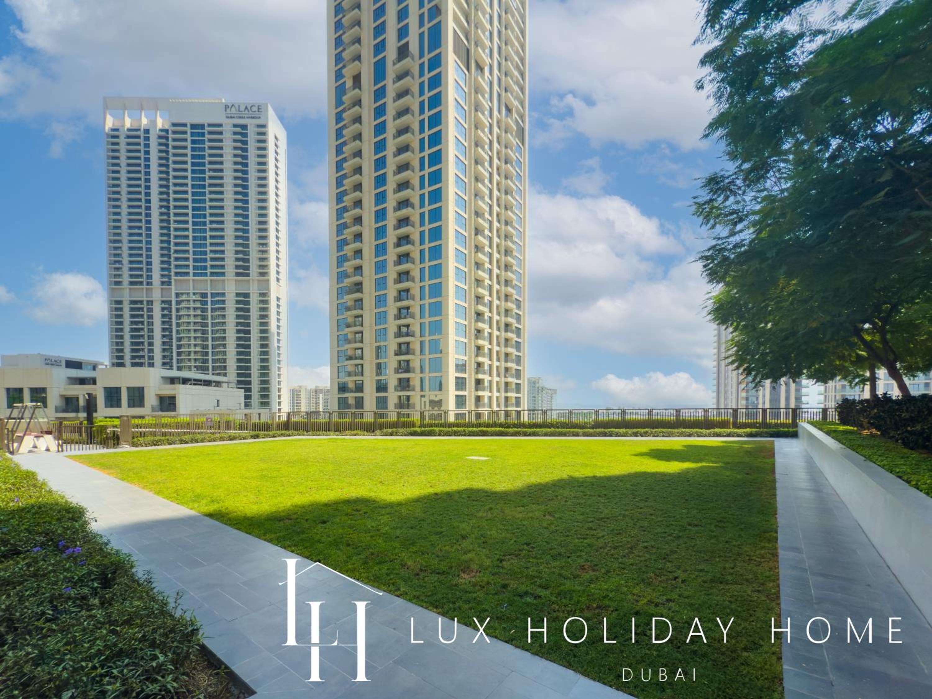 LUX The Creekside Skyline View Suite