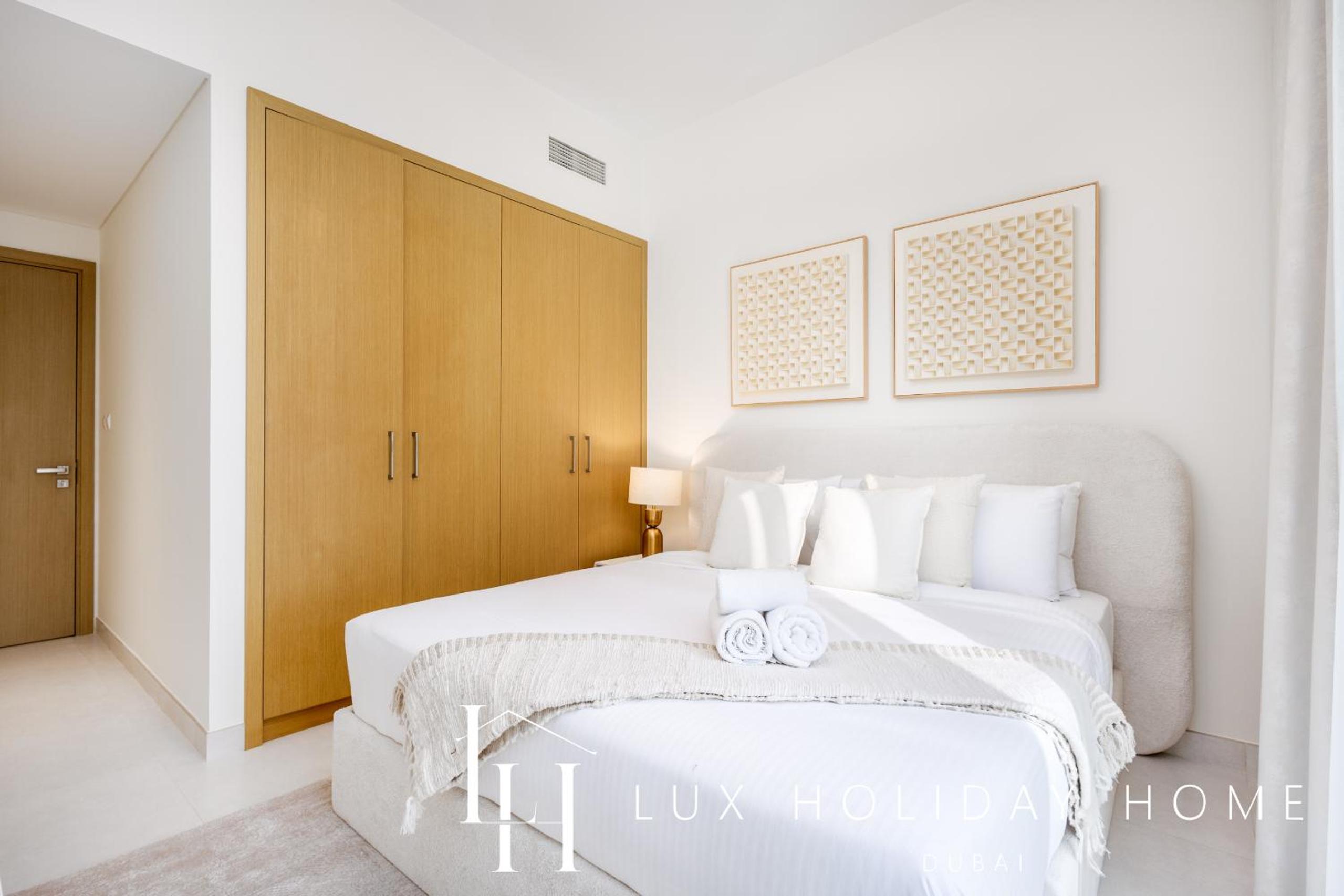 LUX The Creekside Skyline View Suite