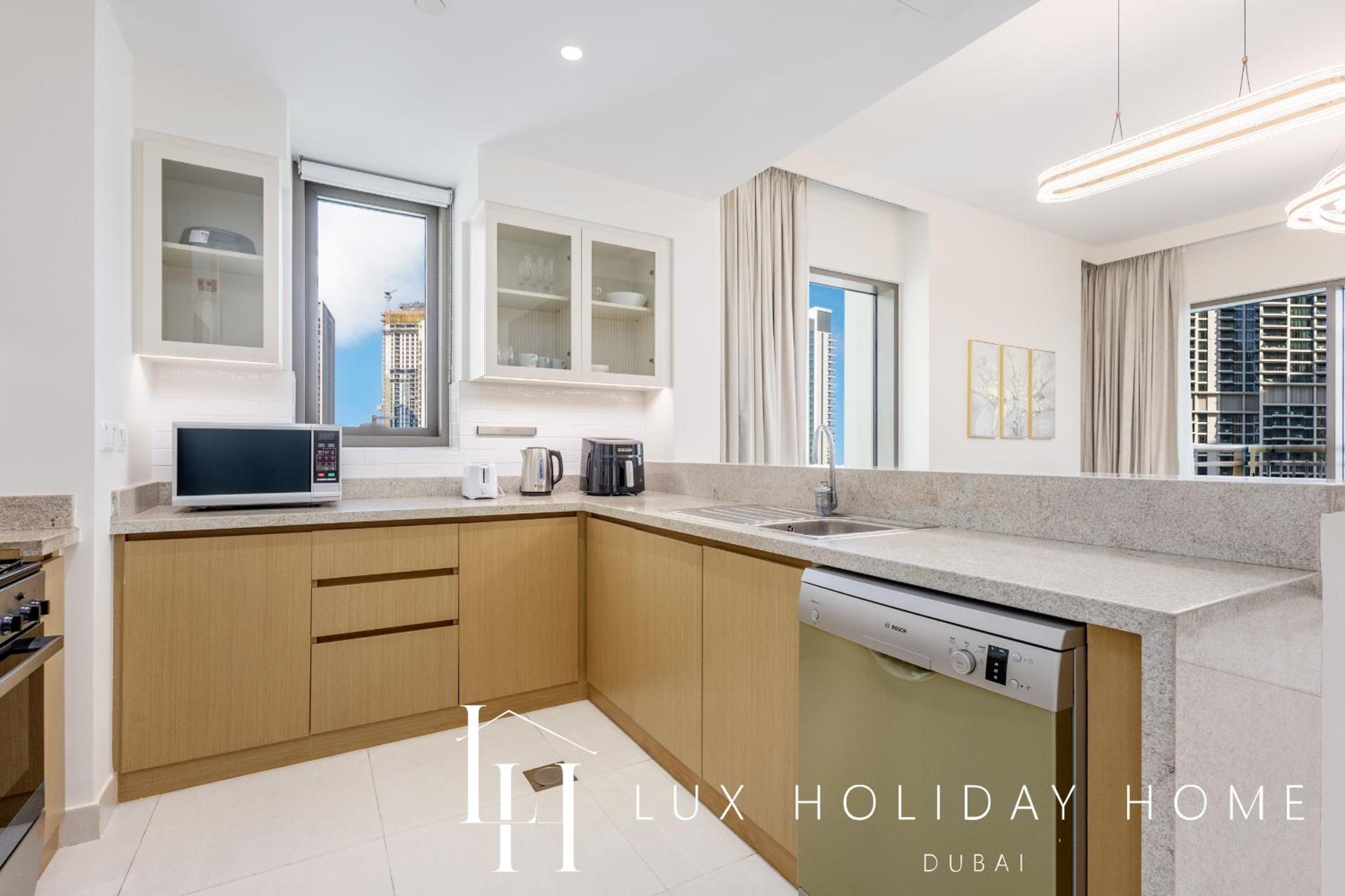 LUX The Creekside Skyline View Suite
