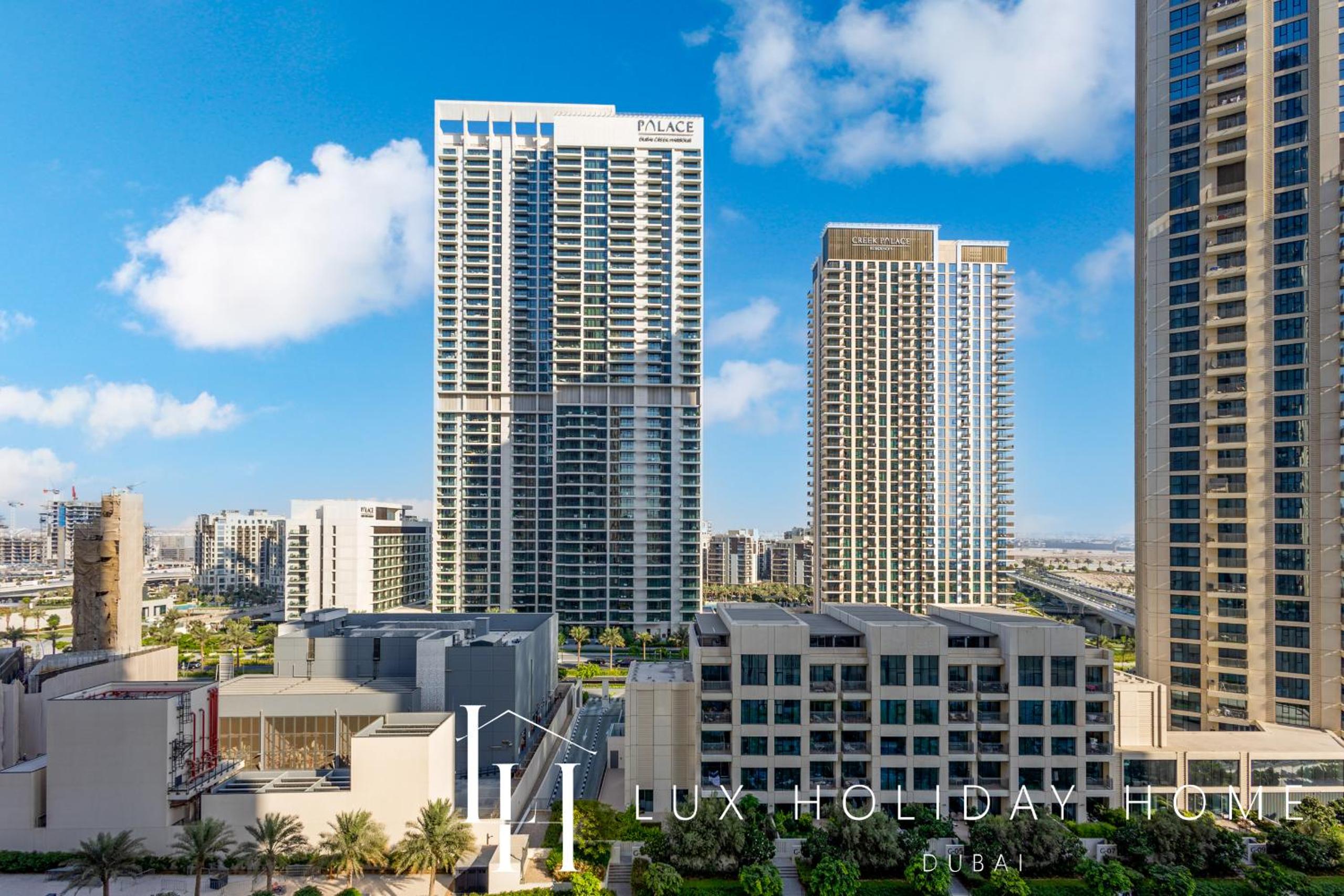 LUX The Creekside Skyline View Suite