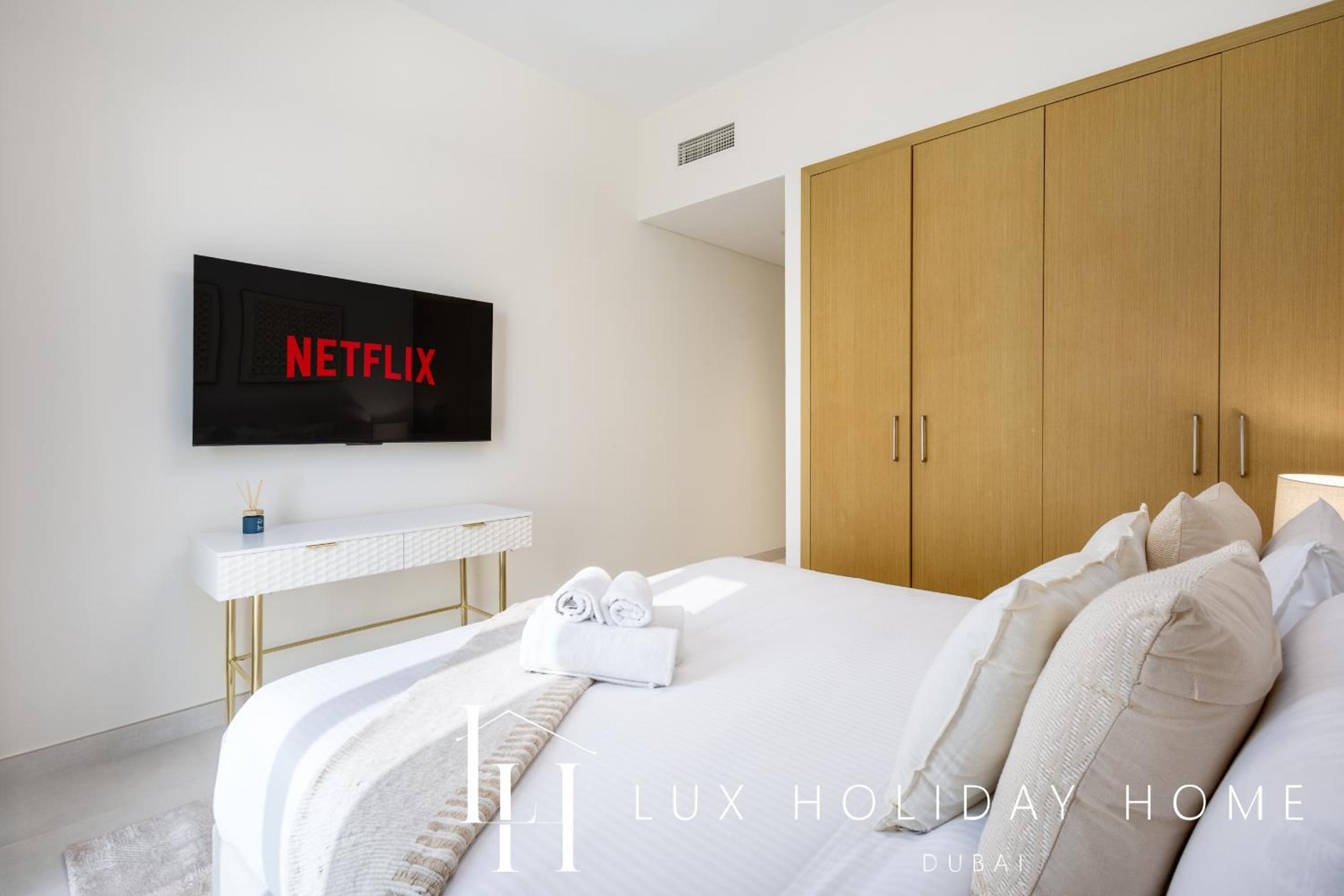 LUX The Creekside Skyline View Suite